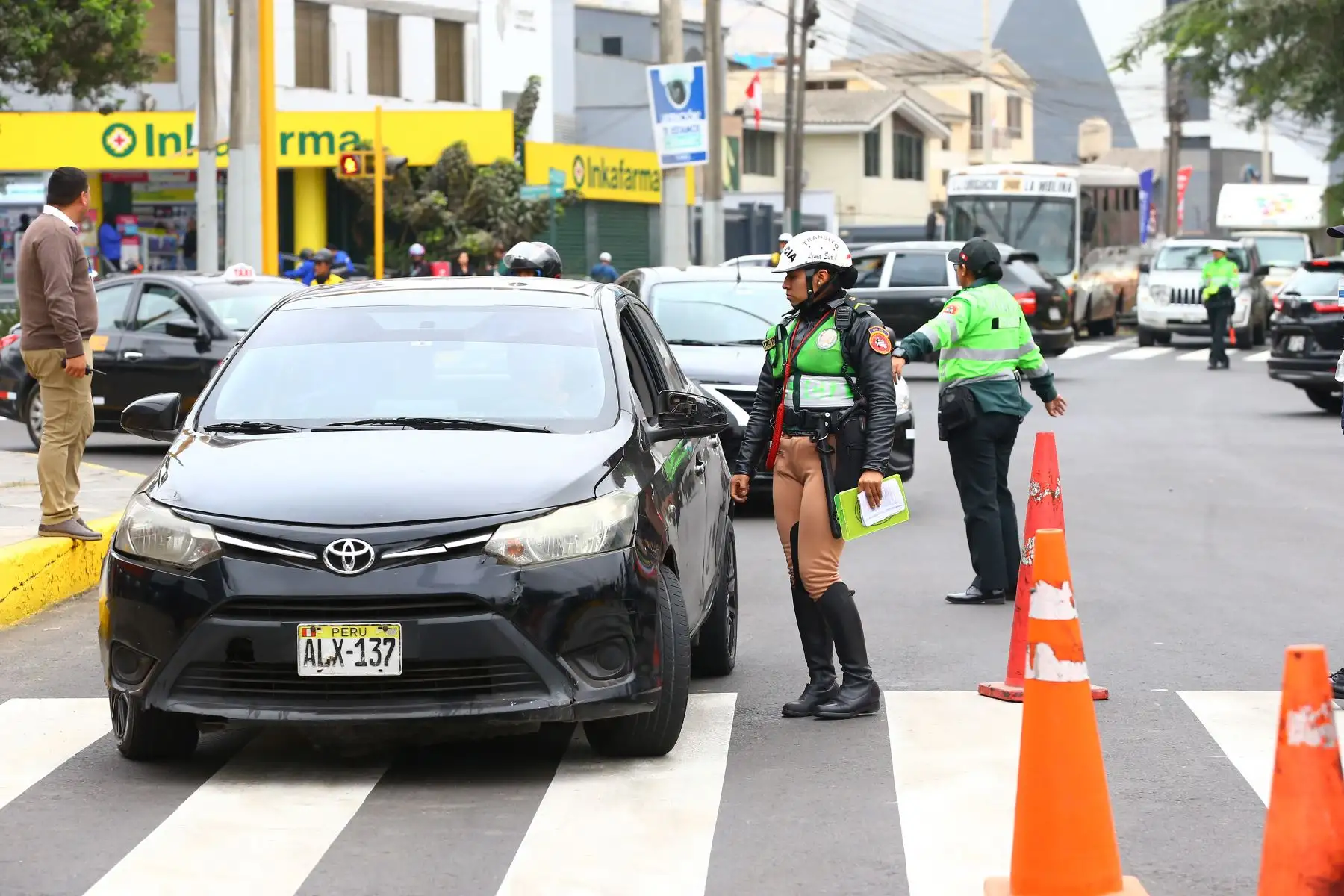 La Policía Nacional y la Municipalidad de Surco realizaron un megaoperativo de Seguridad Ciudadana, desplegando a más de mil policías y serenos en diversos puntos del distrito. El megaoperativo se realizó entre la intersección de la Av. Benavides con la Av. Velasco Astete, con la presencia del alcalde de Surco, Carlos Bruce.
Foto: ANDINA/Eddy Ramos