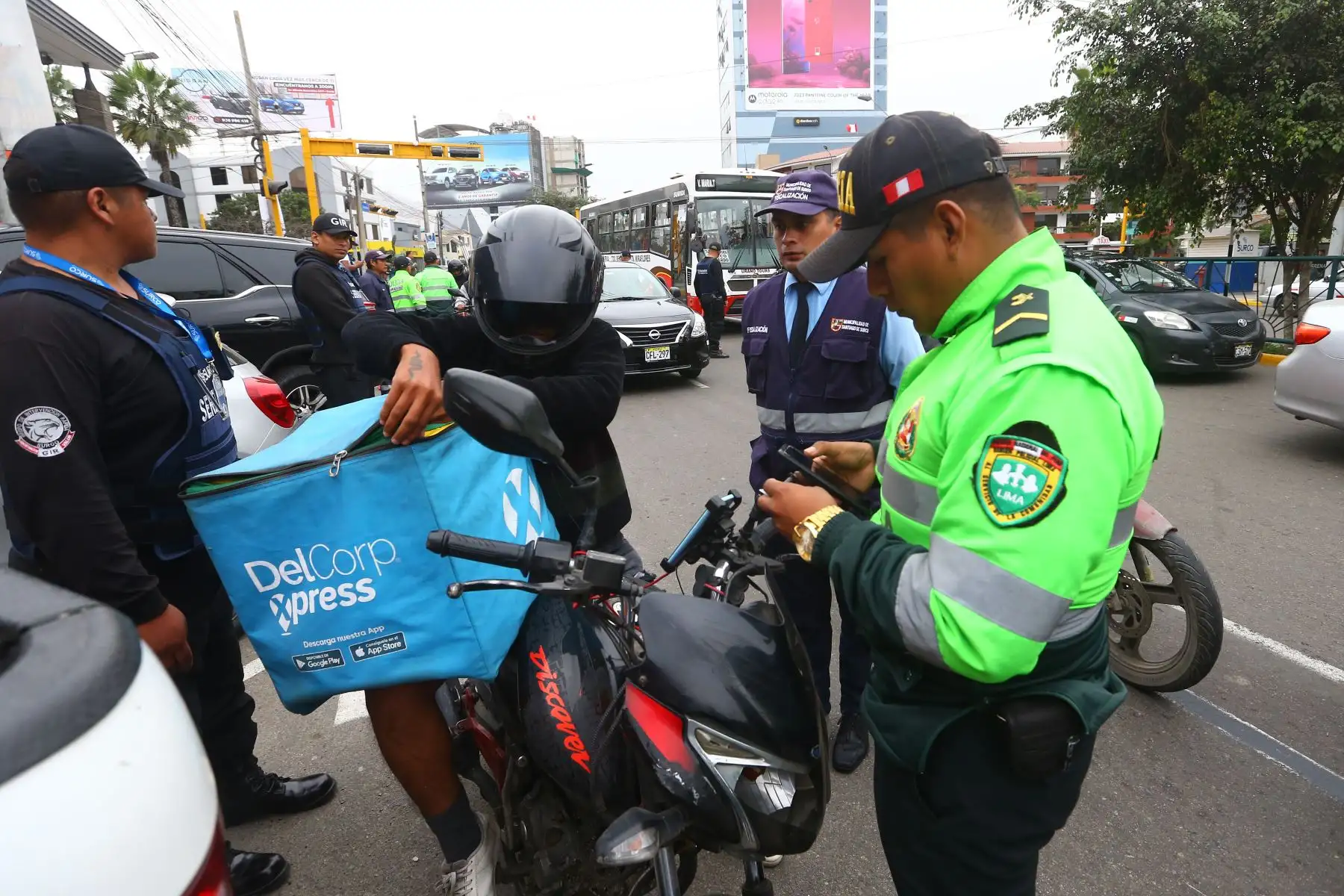 La Policía Nacional y la Municipalidad de Surco realizaron un megaoperativo de Seguridad Ciudadana, desplegando a más de mil policías y serenos en diversos puntos del distrito. El megaoperativo se realizó entre la intersección de la Av. Benavides con la Av. Velasco Astete, con la presencia del alcalde de Surco, Carlos Bruce.
Foto: ANDINA/Eddy Ramos