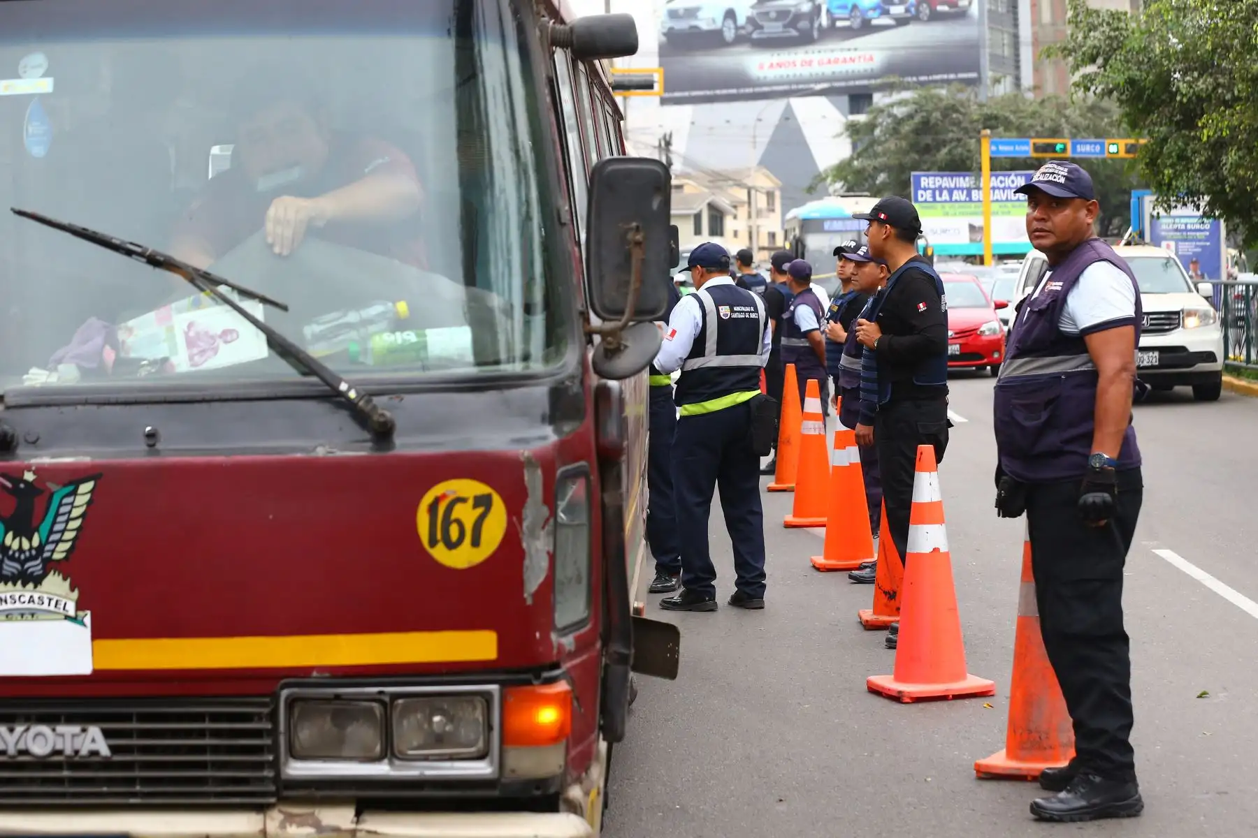 La Policía Nacional y la Municipalidad de Surco realizaron un megaoperativo de Seguridad Ciudadana, desplegando a más de mil policías y serenos en diversos puntos del distrito. El megaoperativo se realizó entre la intersección de la Av. Benavides con la Av. Velasco Astete, con la presencia del alcalde de Surco, Carlos Bruce.
Foto: ANDINA/Eddy Ramos