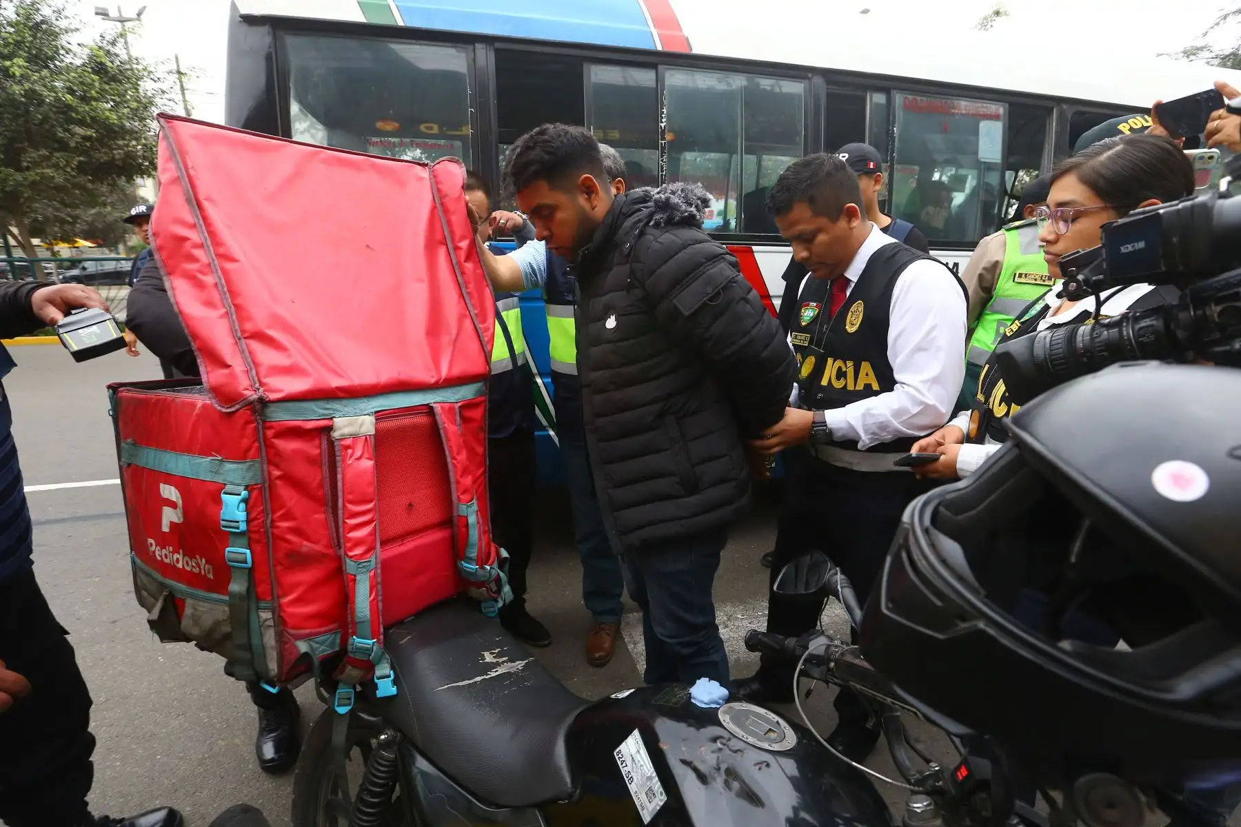 Precisos momentos donde detienen a ciudadano extranjero requisitoriado, tras el megaoperativo de Seguridad Ciudadana realizado por la Policía Nacional y la Municipalidad de Surco 
Foto: ANDINA/Eddy Ramos