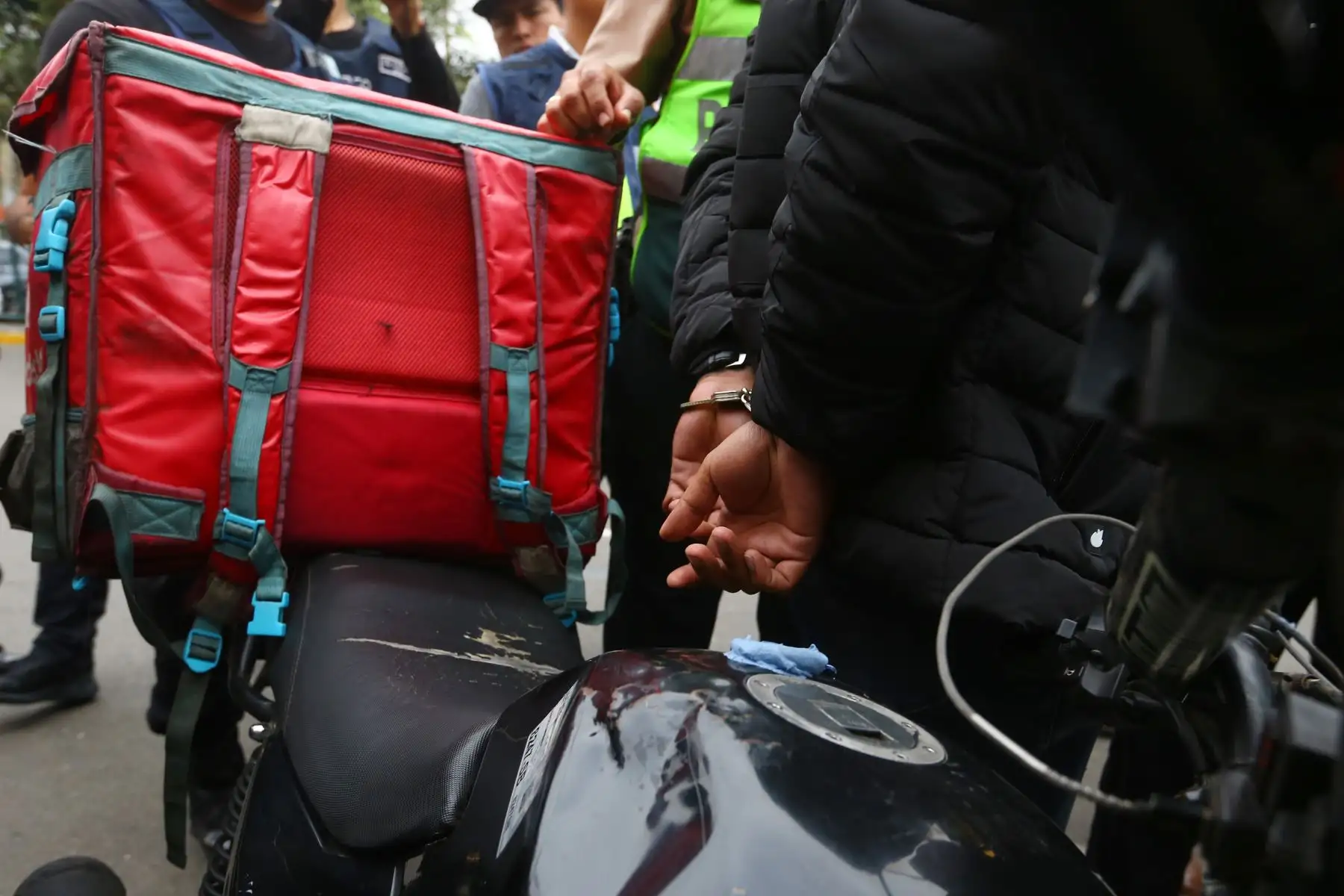 Precisos momentos donde detienen a ciudadano extranjero requisitoriado, tras el megaoperativo de Seguridad Ciudadana realizado por la Policía Nacional y la Municipalidad de Surco 
Foto: ANDINA/Eddy Ramos
