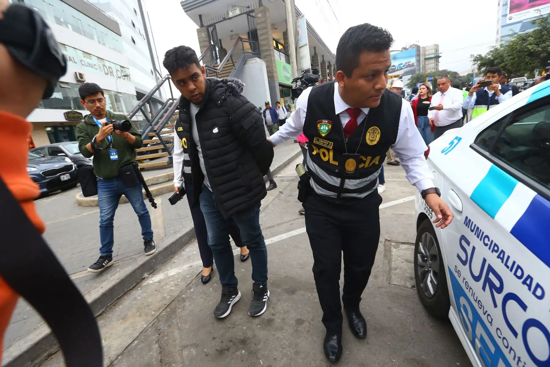 Precisos momentos donde detienen a ciudadano extranjero requisitoriado, tras el megaoperativo de Seguridad Ciudadana realizado por la Policía Nacional y la Municipalidad de Surco 
Foto: ANDINA/Eddy Ramos