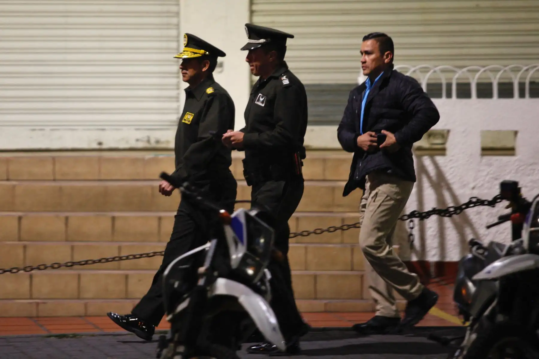 Policías fuera del hospital donde el candidato presidencial Fernando Villavicencio fue llevado después de recibir un disparo en un mitin en Quito, el 9 de agosto de 2023. 
Foto: AFP