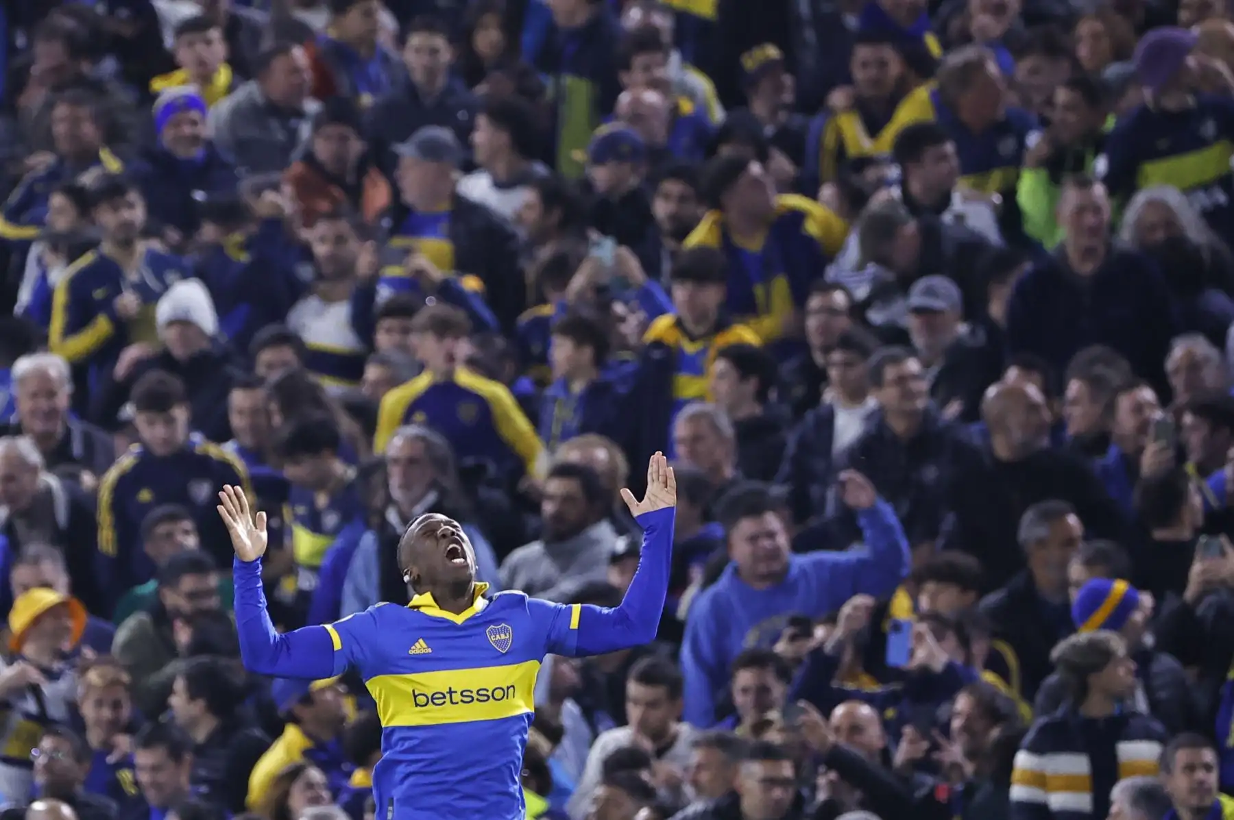 La eliminación del Boca Juniors del Mundial de Clubes ha puesto en el ojo de la tormenta a varios jugadores como en el caso de Luis Advíncula, quien tras empatar ante 1-1 Auckland City, fue centro de críticas por su bajo rendimiento, por lo que el club xeneize habría tomado la decisión de ponerlo a la venta en este mercado de pases. Foto: AFP