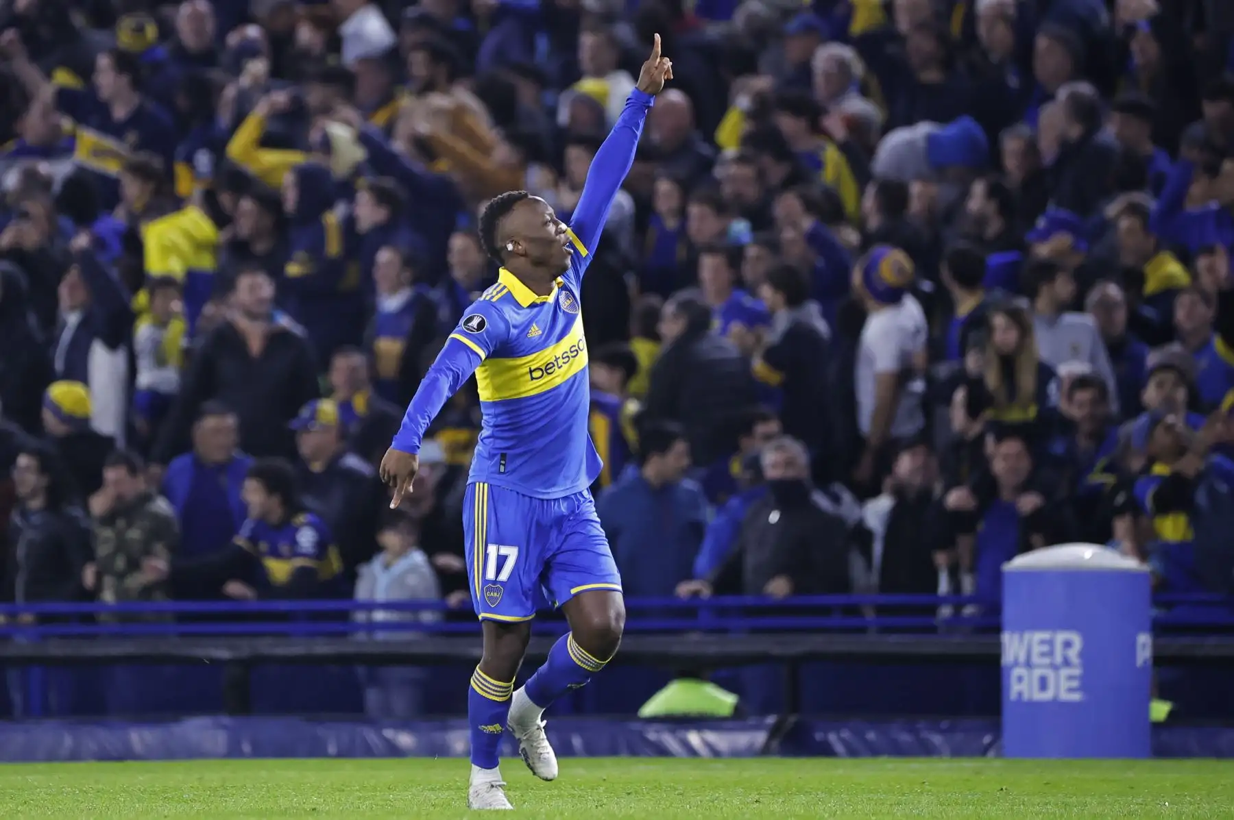 Luis Advíncula de Boca celebra un gol hoy, en un partido de los octavos de final de la Copa Libertadores entre Boca Juniors y Club Nacional en el estadio La Bombonera en Buenos Aires, Argentina.
Foto: EFE