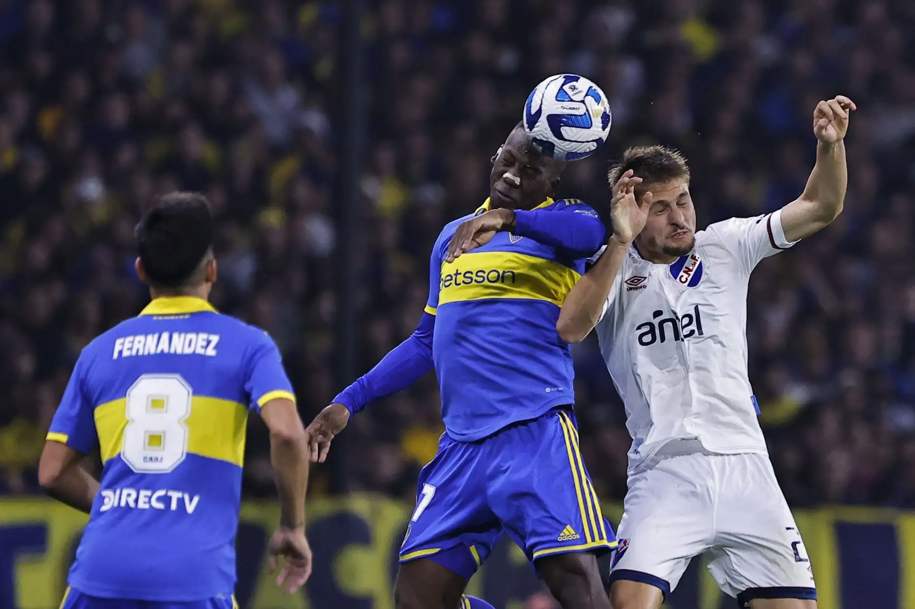 Luis Advíncula de Boca disputa un balón con Bruno Damiani de Nacional hoy, en un partido de los octavos de final de la Copa Libertadores entre Boca Juniors y Club Nacional en el estadio La Bombonera en Buenos Aires , Argentina.
Foto: EFE