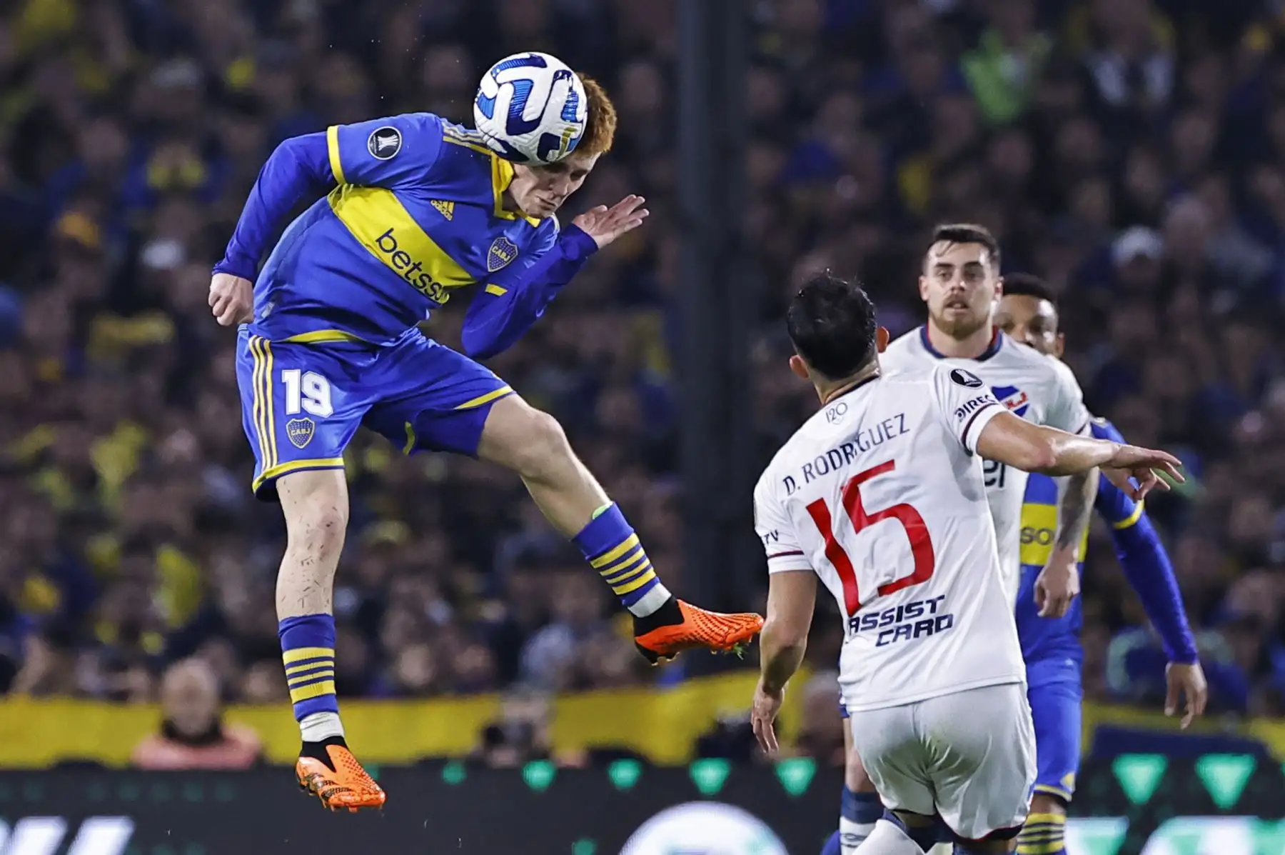 Valentín Barco de Boca cabecea un balón hoy, en un partido de los octavos de final de la Copa Libertadores entre Boca Juniors y Club Nacional en el estadio La Bombonera en Buenos Aires, Argentina.
Foto: EFE
