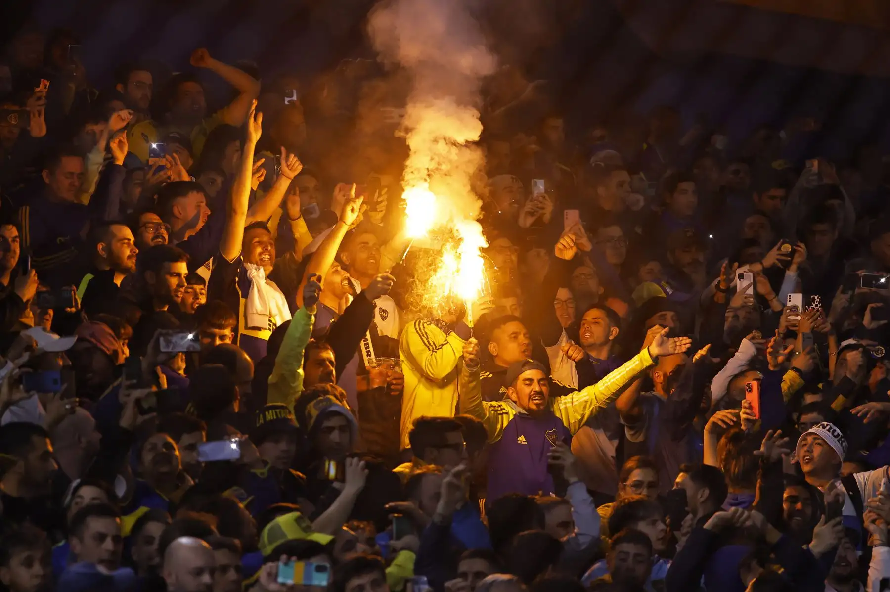 Hinchas de Boca animan hoy, en un partido de los octavos de final de la Copa Libertadores entre Boca Juniors y Club Nacional en el estadio La Bombonera en Buenos Aires, Argentina.
Foto: EFE