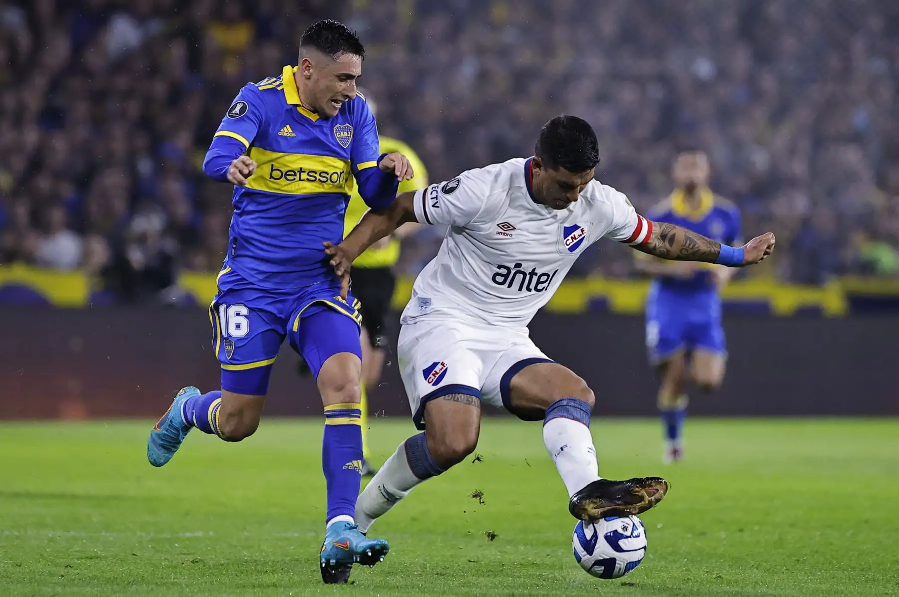 Miguel Merentiel de Boca disputa un balón con jugador de Nacional hoy, en un partido de los octavos de final de la Copa Libertadores entre Boca Juniors y Club Nacional en el estadio La Bombonera en Buenos Aires, Argentina.
Foto: EFE