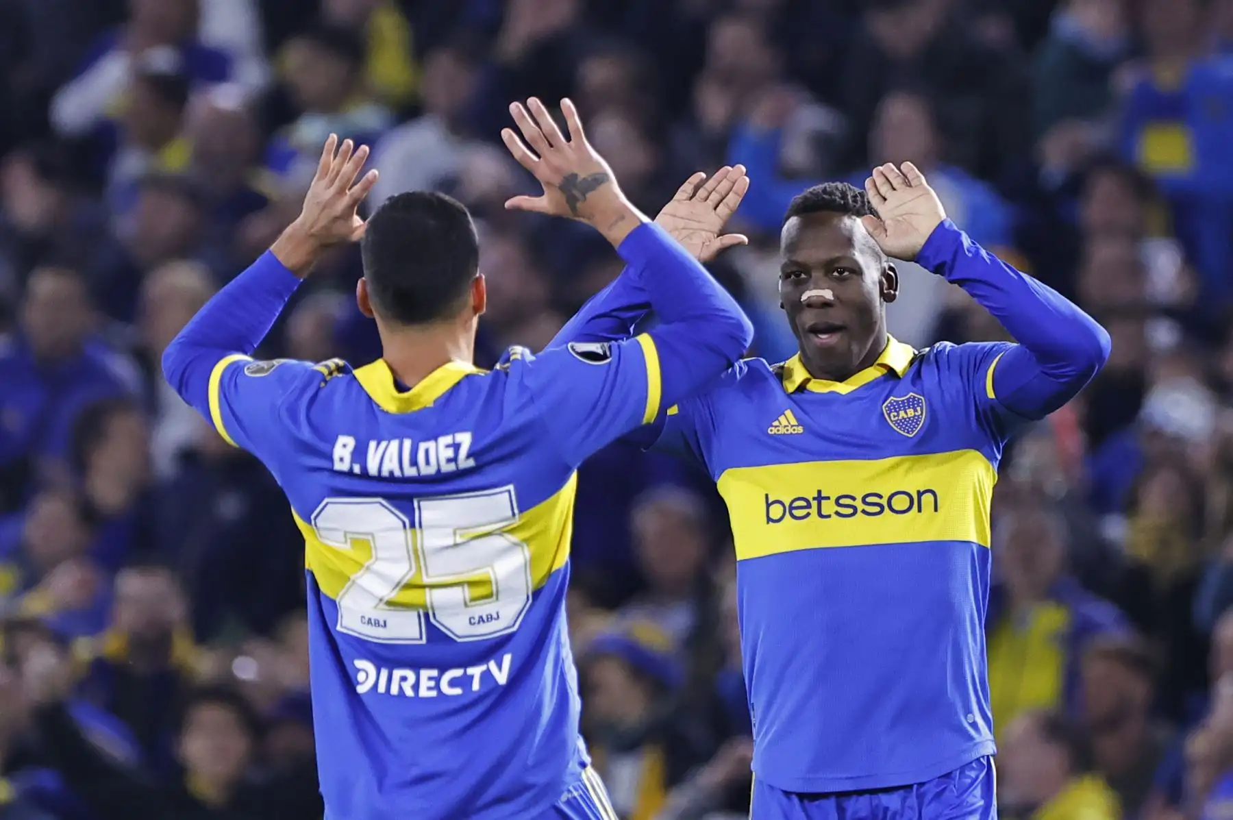 Luis Advíncula y Bruno Valdez de Boca celebran un gol hoy, en un partido de los octavos de final de la Copa Libertadores entre Boca Juniors y Club Nacional en el estadio La Bombonera en Buenos Aires, Argentina.
Foto: EFE