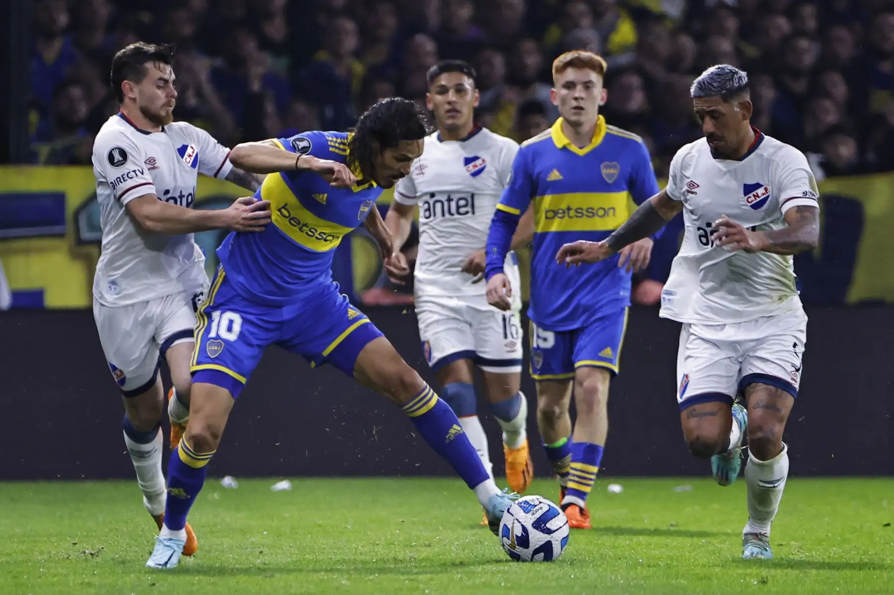 Edinson Cavani de Boca disputa un balón con Yonathan Rodríguez de Nacional hoy, en un partido de los octavos de final de la Copa Libertadores entre Boca Juniors y Club Nacional en el estadio La Bombonera en Buenos Aires, Argentina.
Foto: EFE