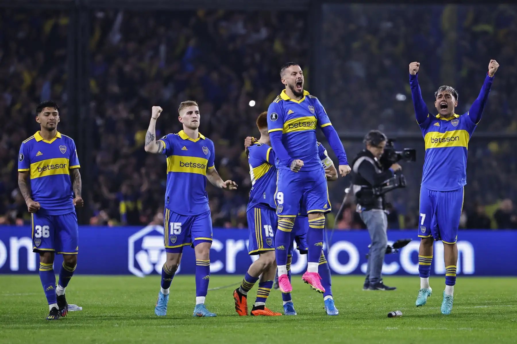 Jugadores de Boca celebran tras ganar la serie de penaltis hoy, en un partido de los octavos de final de la Copa Libertadores entre Boca Juniors y Club Nacional en el estadio La Bombonera en Buenos Aires, Argentina
Foto: EFE