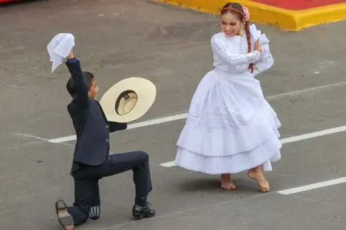 A pesar de su corta edad, Boris Arrunategui Chunga y Antonella Sánchez Ferrer Zegarra se lucieron bailando marinera en la apertura de la Gran Parada y Desfile Cívico Militar 2023, que se realizó el pasado 29 de julio. Ahora, ambos niños menores de 10 años aspiran a convertirse en campeones del Mundial de Marinera 2024. Foto:ANDINA/Andrés Valle