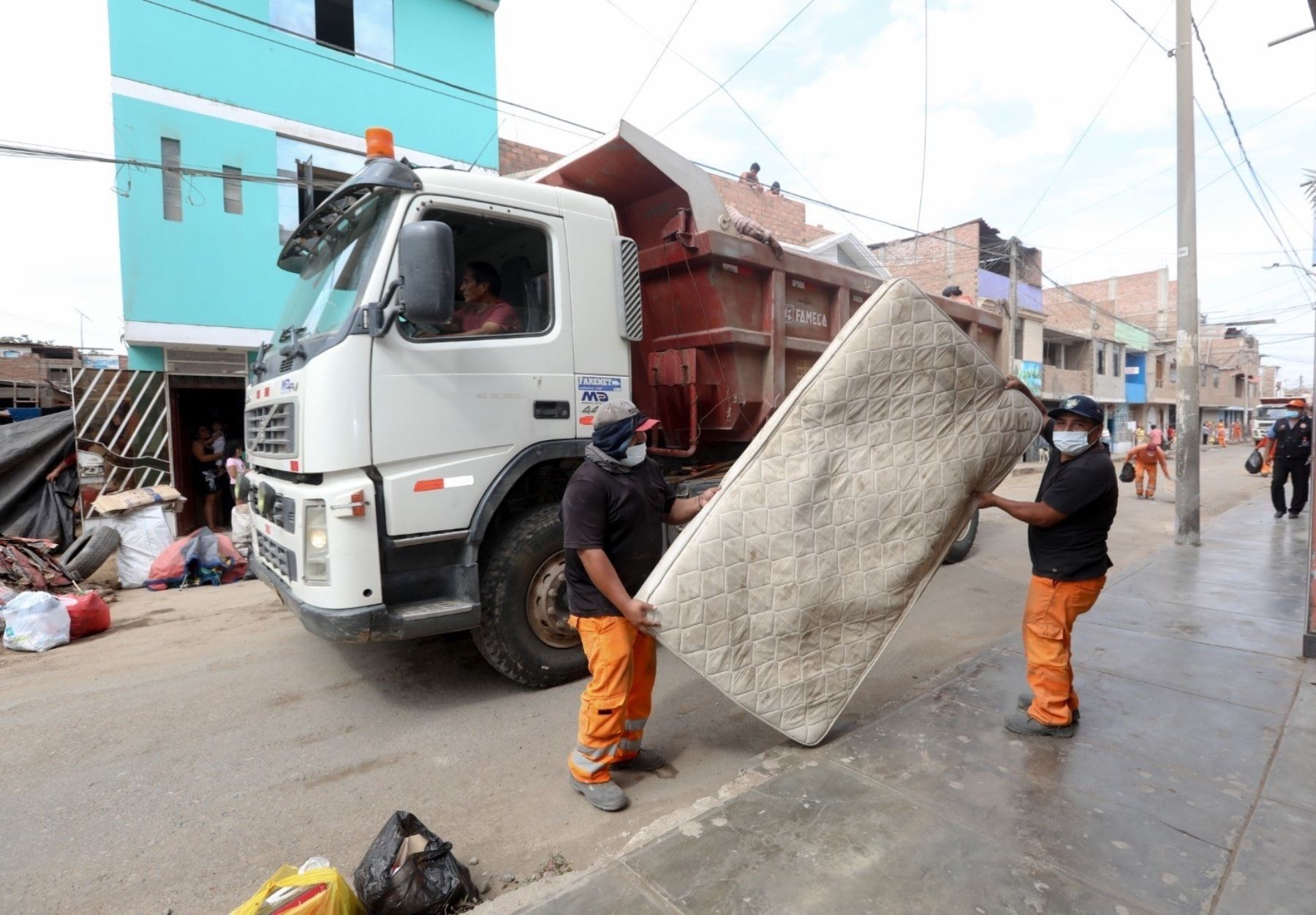Municipalidad de Trujillo realiza campaña de limpieza de techos para reducir impacto de lluvias intensas ante un inminente Fenómeno El Niño global anunciado para los próximos meses. ANDINA/Difusión