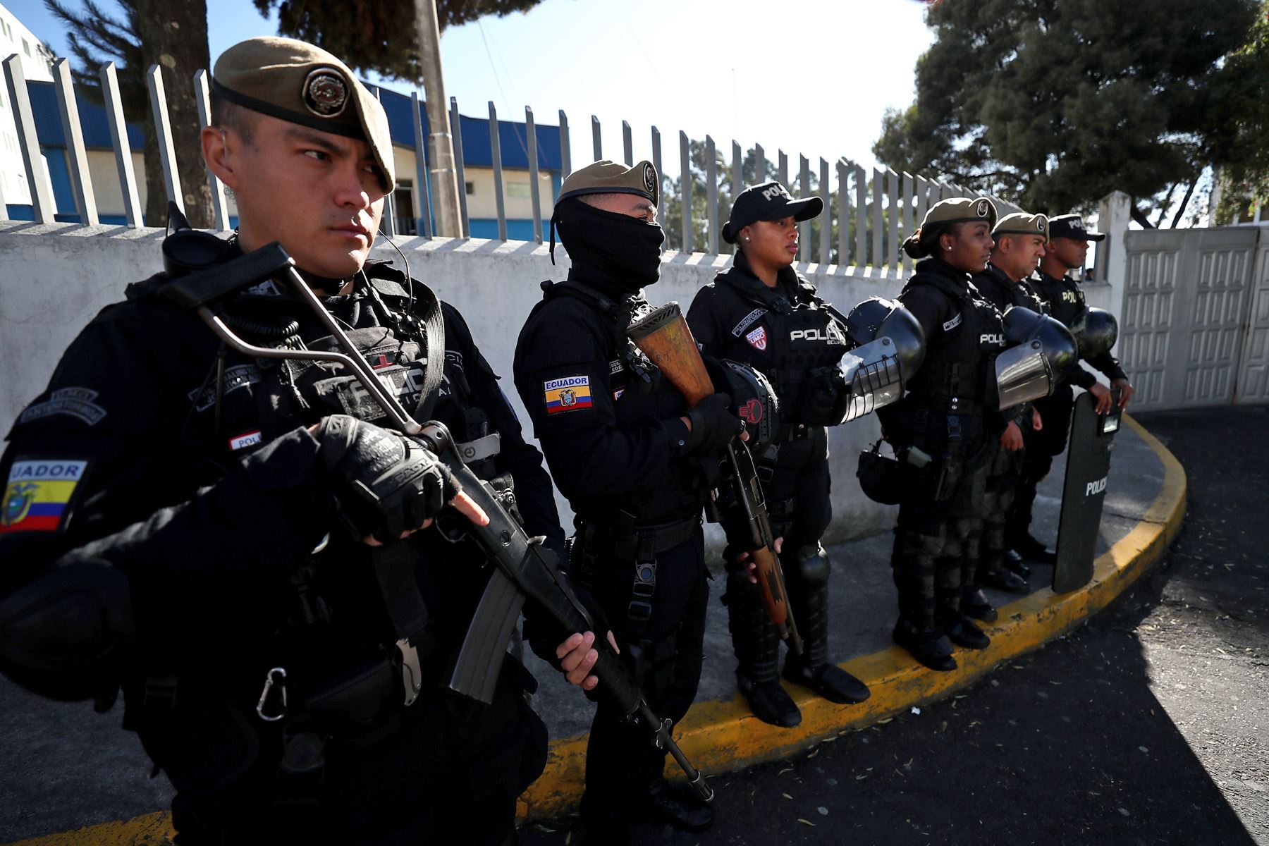 Policías prestan guardia en la entrada a la morgue del Servicio Nacional de Ciencias Forenses a la cual fue llevado el cuerpo del candidato presidencial Fernando Villavicencio hoy, en Quito (Ecuador). Villavicencio fue asesinado en la tarde de este miércoles cuando salía de un mitin de campaña. Foto: EFE