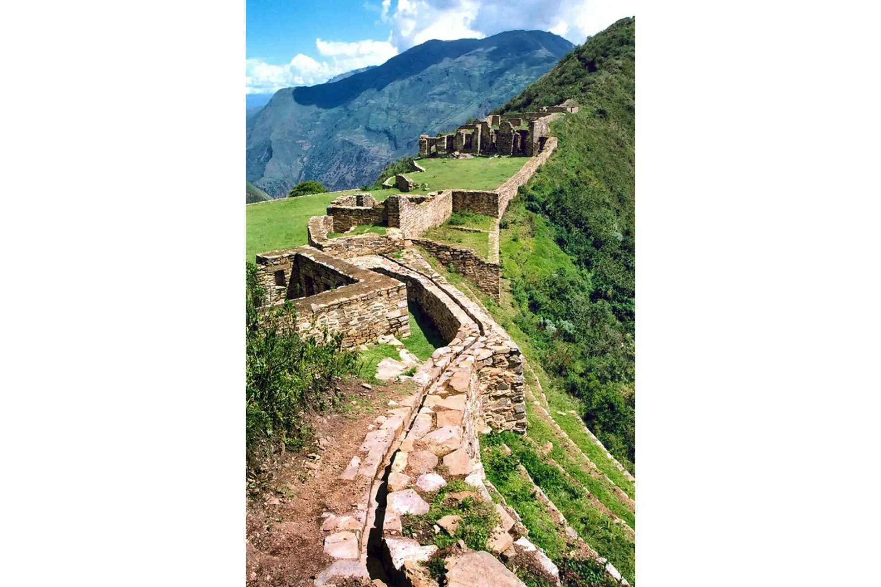 Las imágenes se dieron a conocer el 14 de octubre de 2004, un año del inicio del plan para la puesta en valor del parque arqueológico del llamado "último refugio de los incas" construído entre la segunda mitad del siglo XV y las primeras décadas del Siglo XVI. Este destino turístico es comparable en belleza geográfica y arquitectónica a la ciudadela de Machu Picchu, también ubicado en el departamento del Cusco.
Foto: ANDINA/AFP