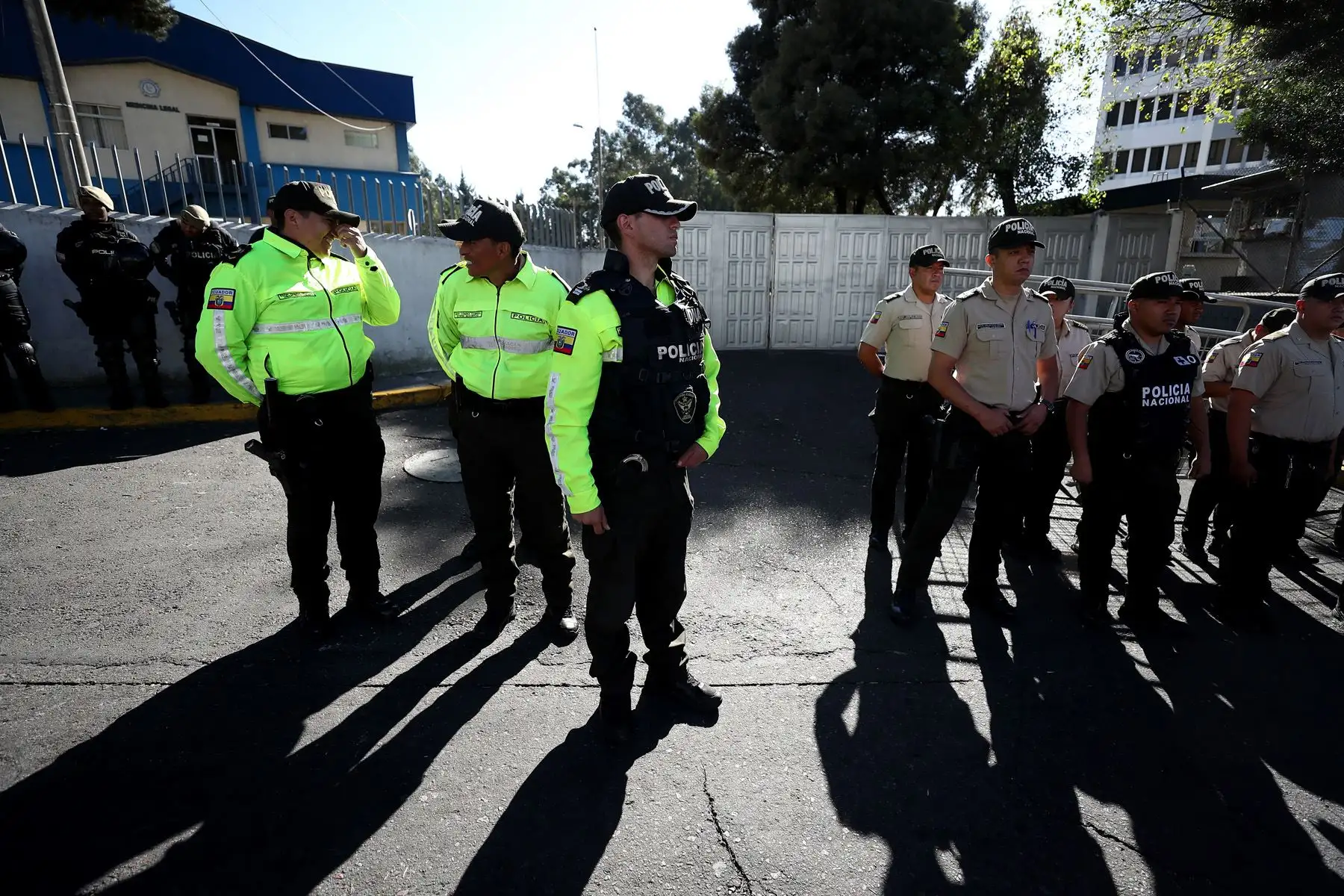 Policías prestan guardia en la entrada a la morgue del Servicio Nacional de Ciencias Forenses a la cual fue llevado el cuerpo del candidato presidencial Fernando Villavicencio hoy, en Quito (Ecuador). Villavicencio fue asesinado en la tarde de este miércoles cuando salía de un mitin de campaña. Foto: EFE