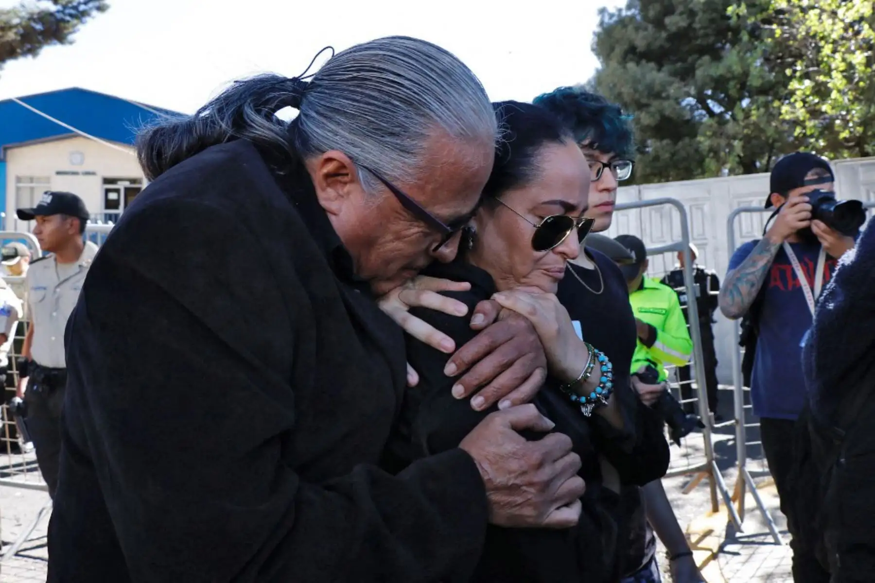 Lorena Villavicencio, hermana del candidato presidencial ecuatoriano Fernando Villavicencio -quien fue asesinado en la víspera- y su esposo Salomon Osorio, esperan la entrega de su cuerpo afuera del edificio de Medicina Legal en Quito. Foto: AFP