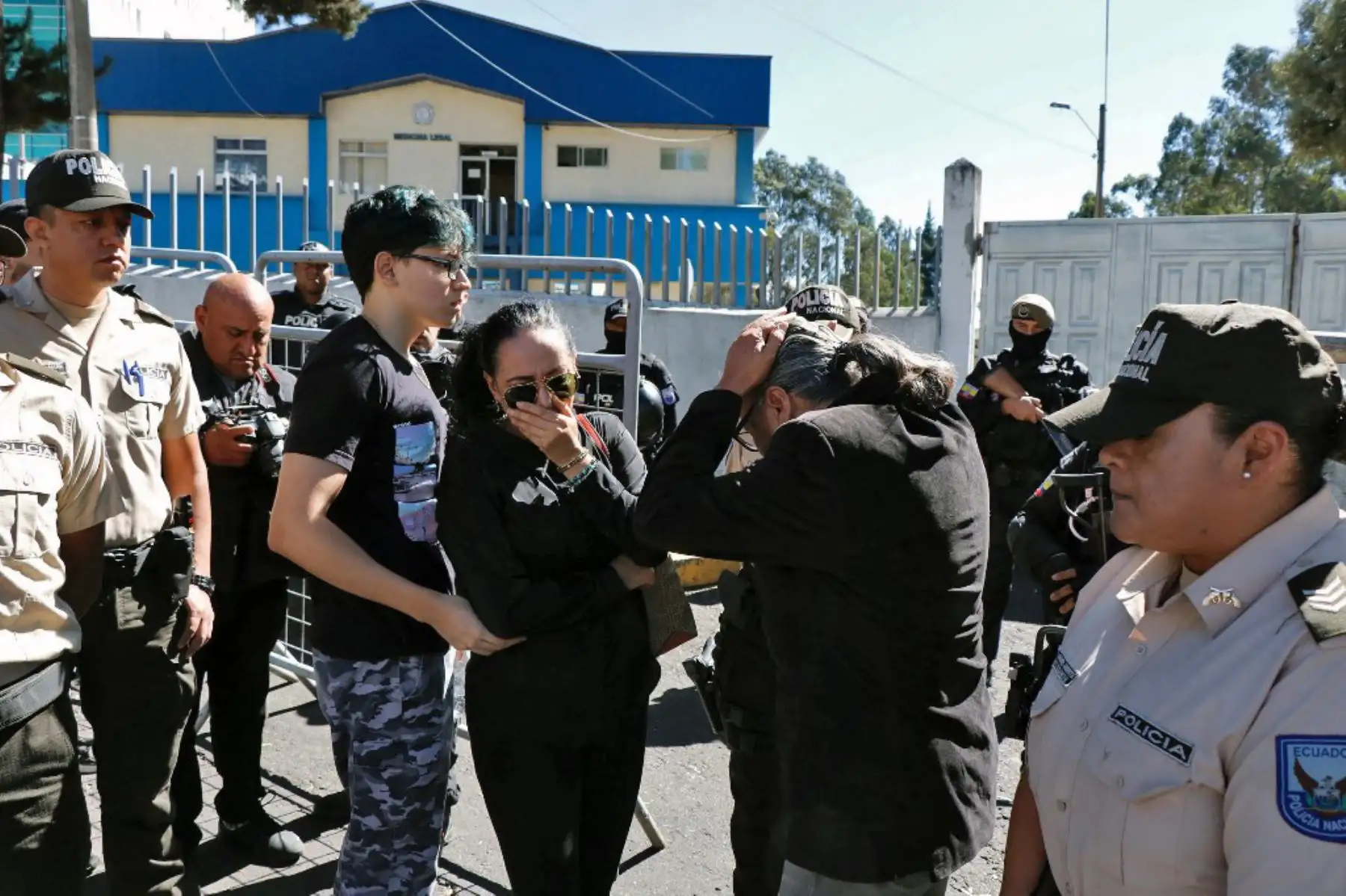 Lorena Villavicencio, hermana del candidato presidencial ecuatoriano Fernando Villavicencio -quien fue asesinado en la víspera- y su esposo Salomon Osorio, esperan la entrega de su cuerpo afuera del edificio de Medicina Legal en Quito. Foto: AFP