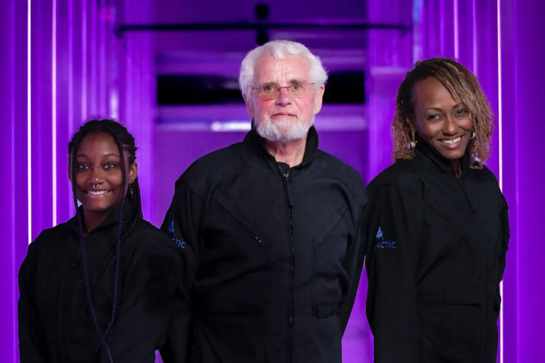 Pasajeros que participarán en la misión privada de astronautas de Virgin Galactic Galactic 02. Anastatia Mayers, 18, Jon Goodwin, 80, y Keisha Schahaff, 46, quienes ganaron boletos para participar en la misión de astronautas privados de Galactic en un concurso de sorteos. Foto: AFP
