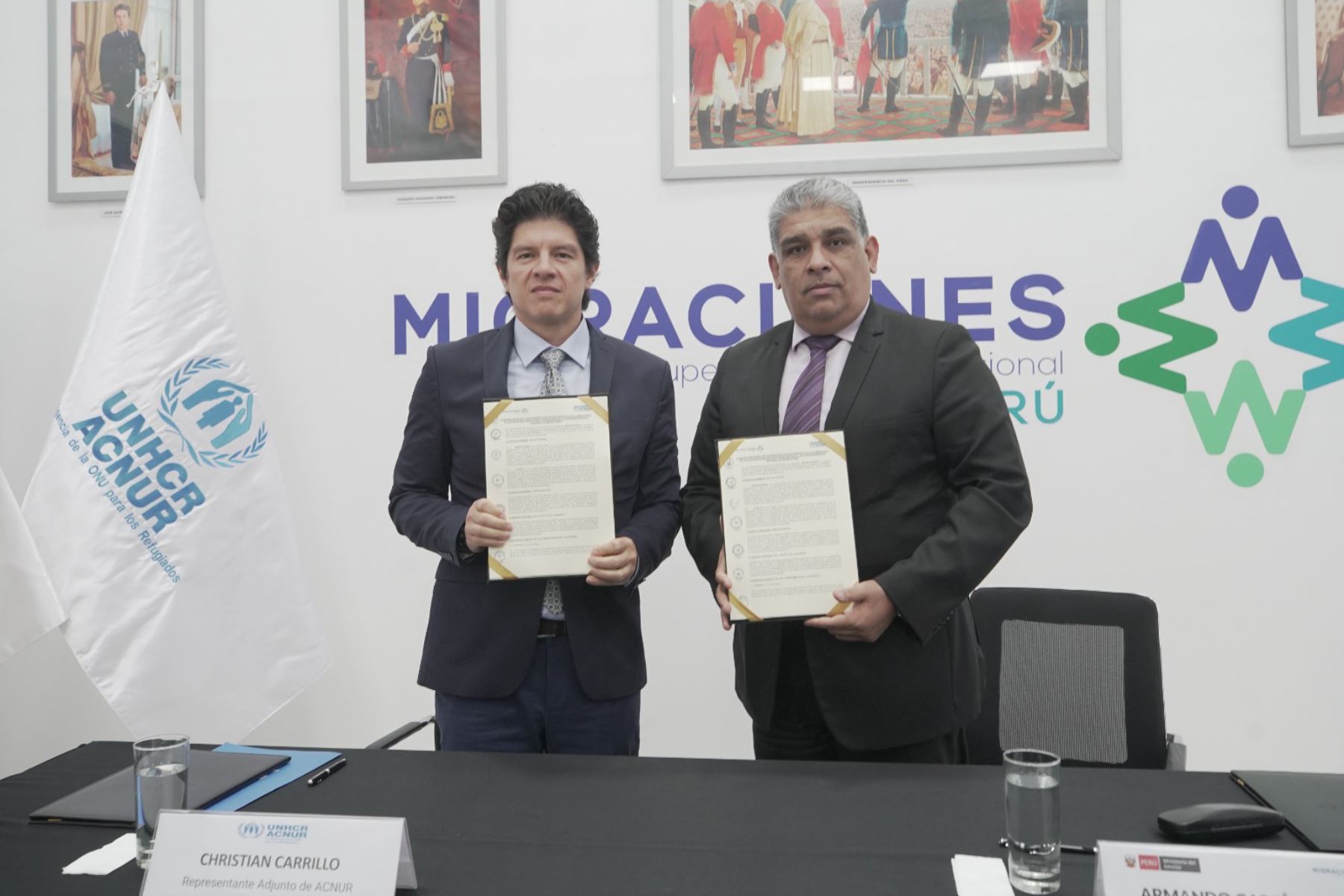Representante Adjunto de ACNUR en Perú, Christian Carrillo y el Superintendente Nacional de Migraciones, Armando García en la firma de acuerdo interinstitucional. ANDINA/Difusión