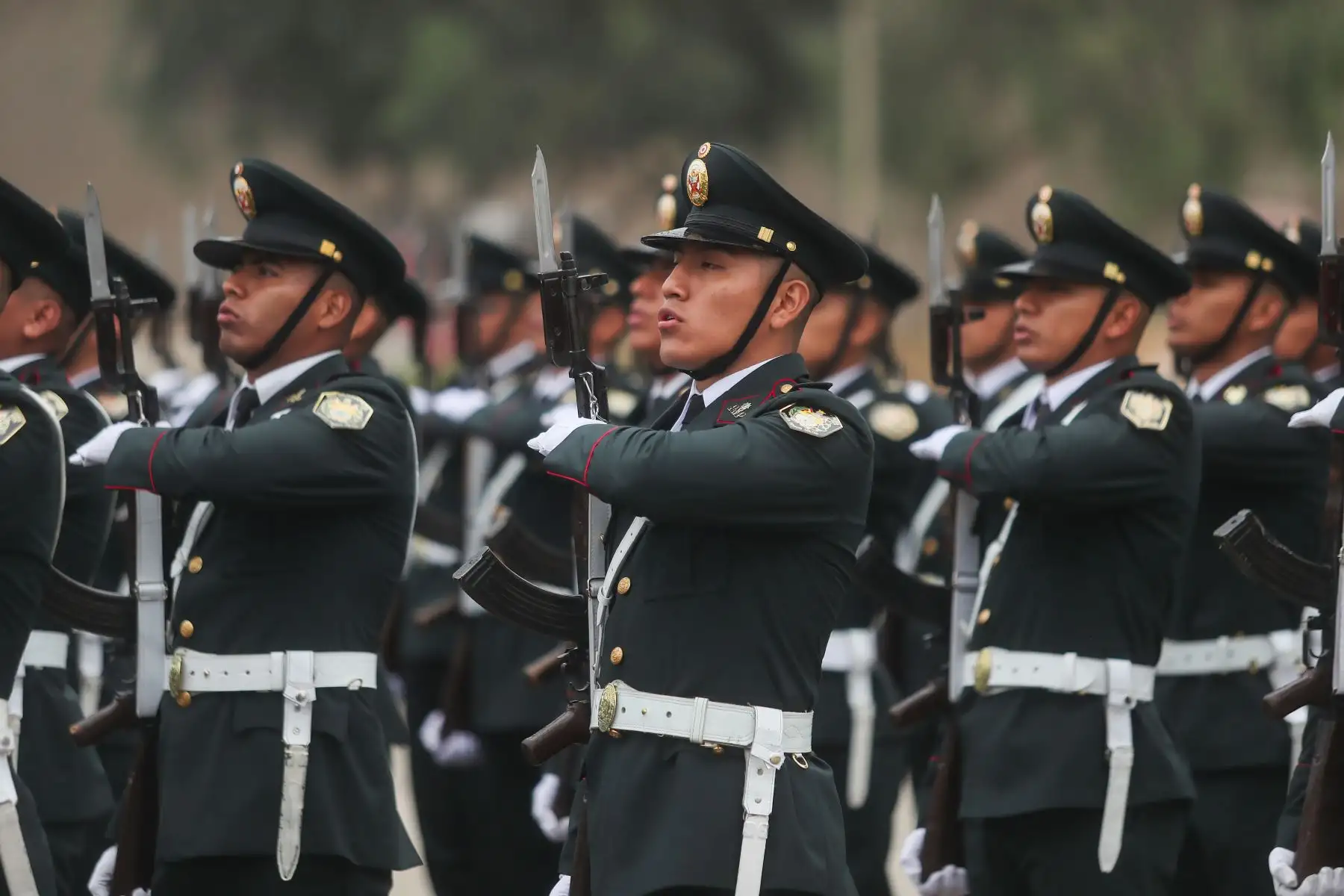 En el marco de del XXVIII Aniversario de la Escuela de Educación Técnico Policial Héroe Nacional Capitán PNP "Alipio Ponce Vásquez, distintos cadetes y representantes de la Policía Nacional del Perú mostraron su respeto a dicha institución. Foto: ANDINA/Ricardo Cuba