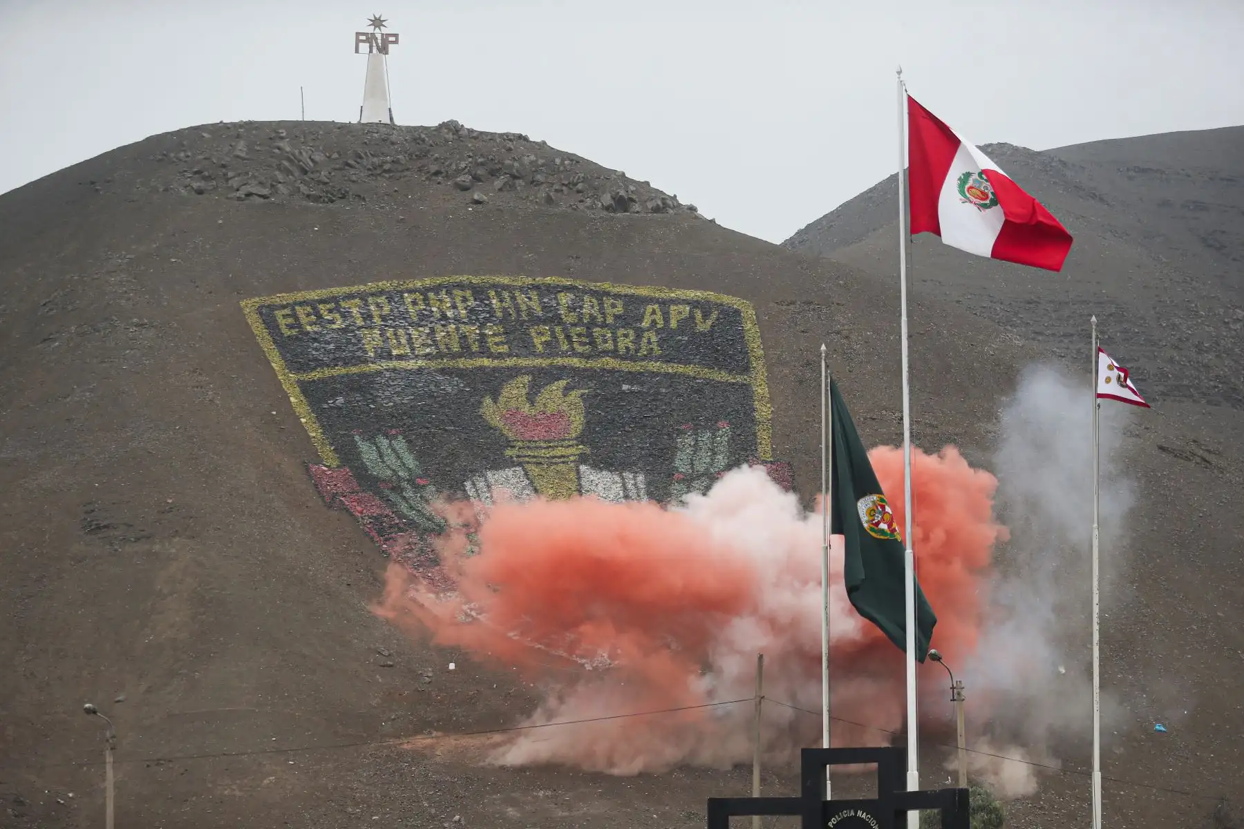 Con bombos y platillos se dio inicio a la ceremonia por el  XXVIII Aniversario de la Escuela de Educación Técnico Policial en Puente Piedra, esta actividad contó con la presencia de un desfile donde participaron distintos representantes de las fuerzas del orden.Foto: ANDINA/Ricardo Cuba