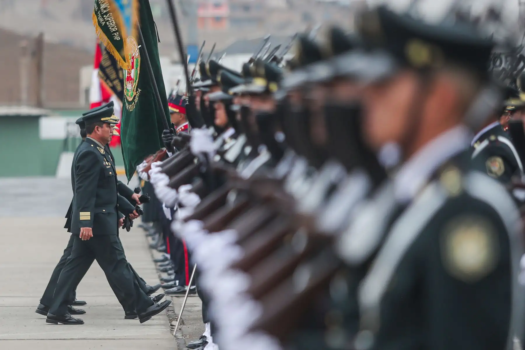 En el marco de del XXVIII Aniversario de la Escuela de Educación Técnico Policial Héroe Nacional Capitán PNP "Alipio Ponce Vásquez, distintos cadetes y representantes de la Policía Nacional del Perú mostraron su respeto a dicha institución. Foto: ANDINA/Ricardo Cuba