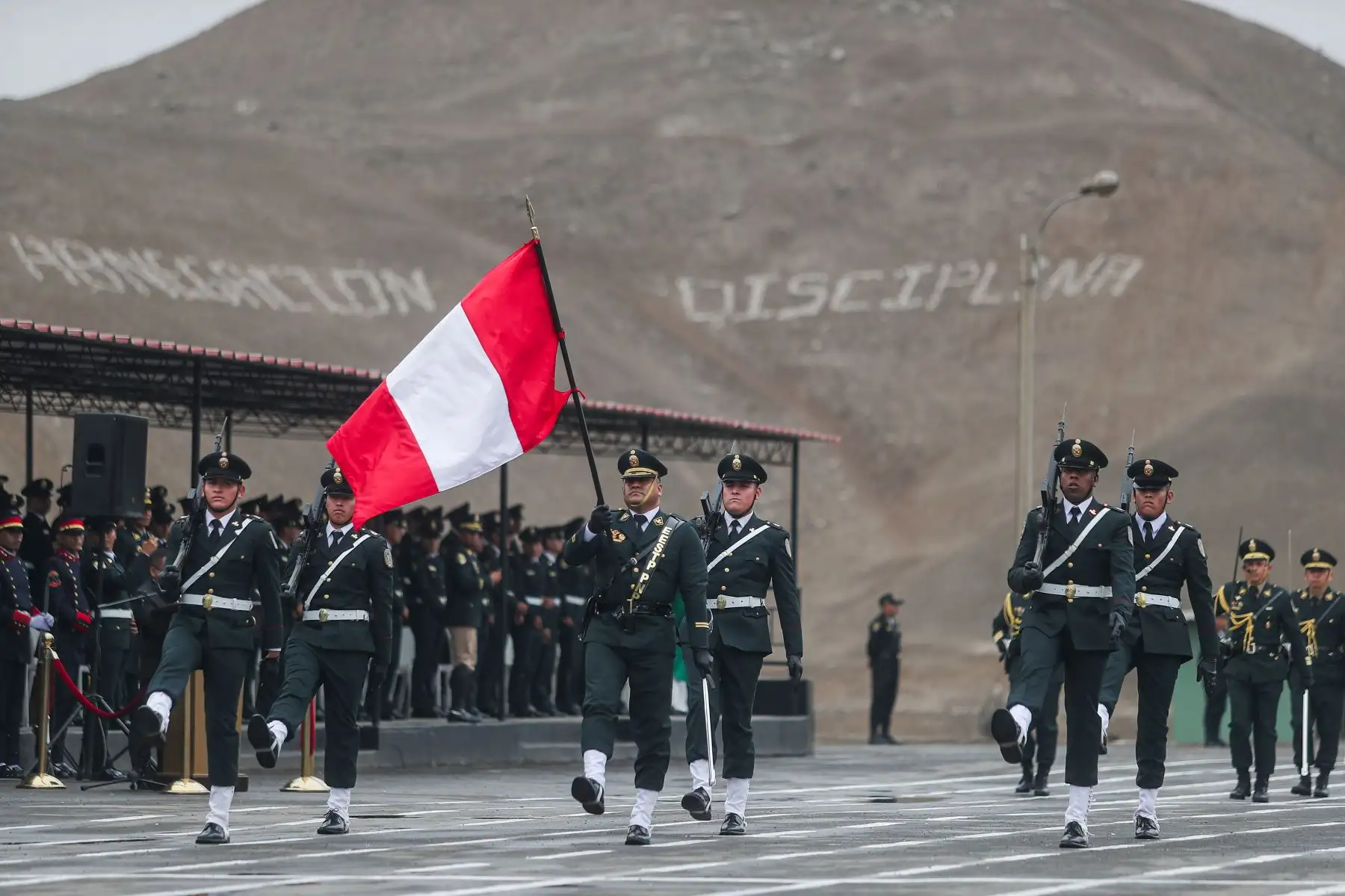 Con bombos y platillos se dio inicio a la ceremonia por el  XXVIII Aniversario de la Escuela de Educación Técnico Policial en Puente Piedra, esta actividad contó con la presencia de un desfile donde participaron distintos representantes de las fuerzas del orden.Foto: ANDINA/Ricardo Cuba