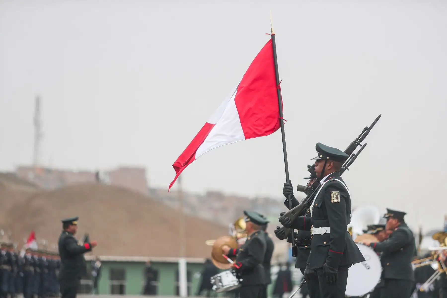 Con bombos y platillos se dio inicio a la ceremonia por el  XXVIII Aniversario de la Escuela de Educación Técnico Policial en Puente Piedra, esta actividad contó con la presencia de un desfile donde participaron distintos representantes de las fuerzas del orden.Foto: ANDINA/Ricardo Cuba