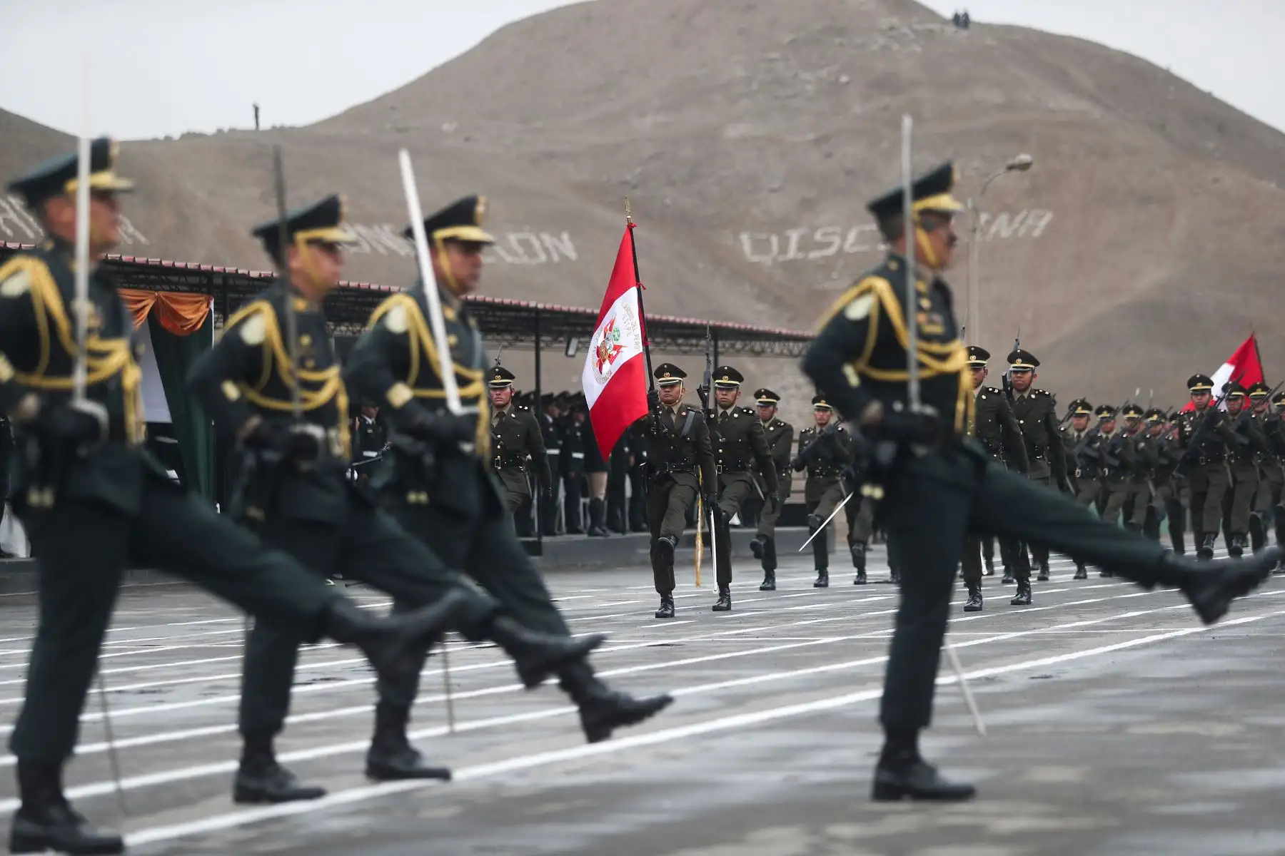 Con bombos y platillos se dio inicio a la ceremonia por el  XXVIII Aniversario de la Escuela de Educación Técnico Policial en Puente Piedra, esta actividad contó con la presencia de un desfile donde participaron distintos representantes de las fuerzas del orden.Foto: ANDINA/Ricardo Cuba