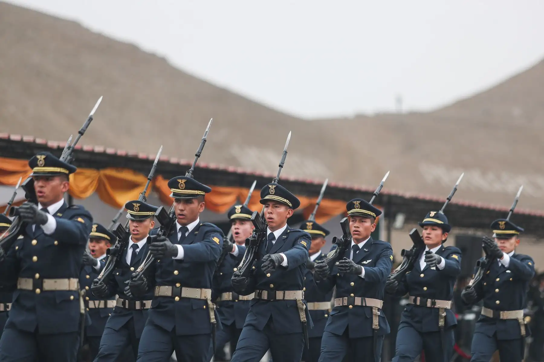 Con bombos y platillos se dio inicio a la ceremonia por el  XXVIII Aniversario de la Escuela de Educación Técnico Policial en Puente Piedra, esta actividad contó con la presencia de un desfile donde participaron distintos representantes de las fuerzas del orden.Foto: ANDINA/Ricardo Cuba