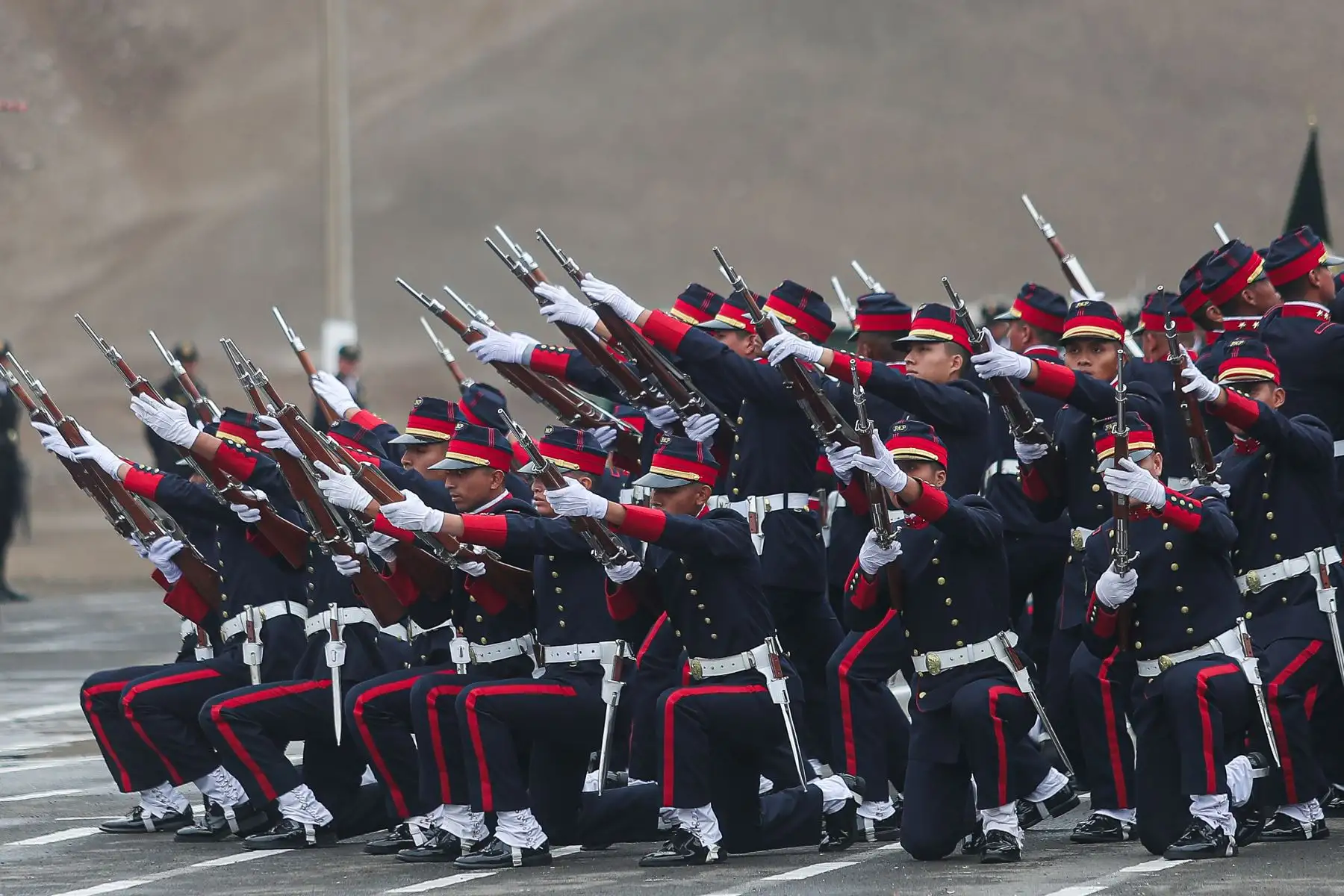 Con bombos y platillos se dio inicio a la ceremonia por el  XXVIII Aniversario de la Escuela de Educación Técnico Policial en Puente Piedra, esta actividad contó con la presencia de un desfile donde participaron distintos representantes de las fuerzas del orden.Foto: ANDINA/Ricardo Cuba