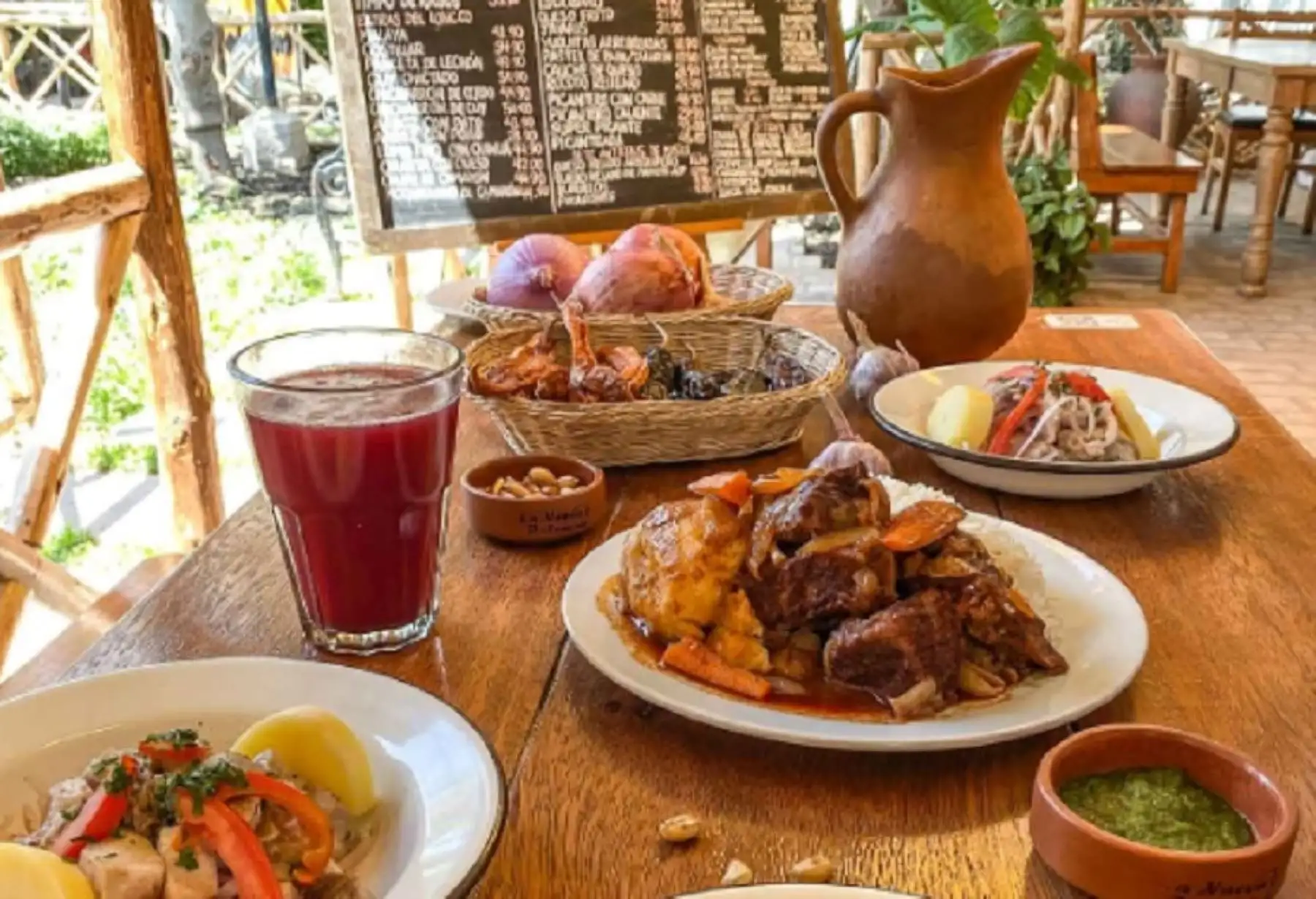 La originalidad y exquisitez de la culinaria arequipeña trasciende al tiempo gracias, principalmente, a sus picanterías, auténticos santuarios del sabor y del saber que conservan el ADN de esta gastronomía regional, manteniendo incólumes las tradiciones que expresan las recetas heredadas de generación en generación.