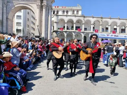 Arequipa es una fiesta, los pobladores y turistas disfrutaron del vistoso pasacalle con el que se inició el XXXIII Encuentro Internacional de Tunas que se realiza como parte de los festejos por el aniversario de la Ciudad Blanca. Foto: Rocío Méndez