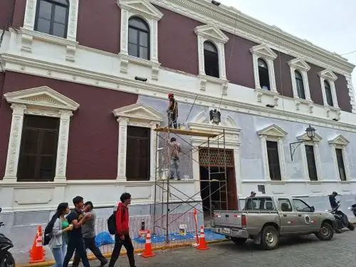 CortesíLa Dirección de Cultura de La Libertad abrió un proceso a la comuna de Trujillo por pintar con colores no autorizados a la fachada del palacio municipal declarado monumento histórico. Foto: Luis Puell