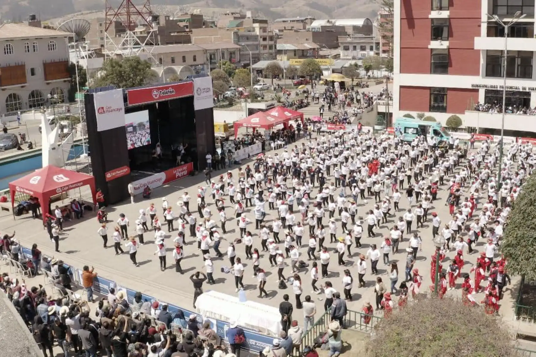 Un total de 377 participantes bailaron huaylarsh por más de 39 minutos en Huancayo y esto permitió romper el Récord Guinness. Foto: ANDINA/Difusión