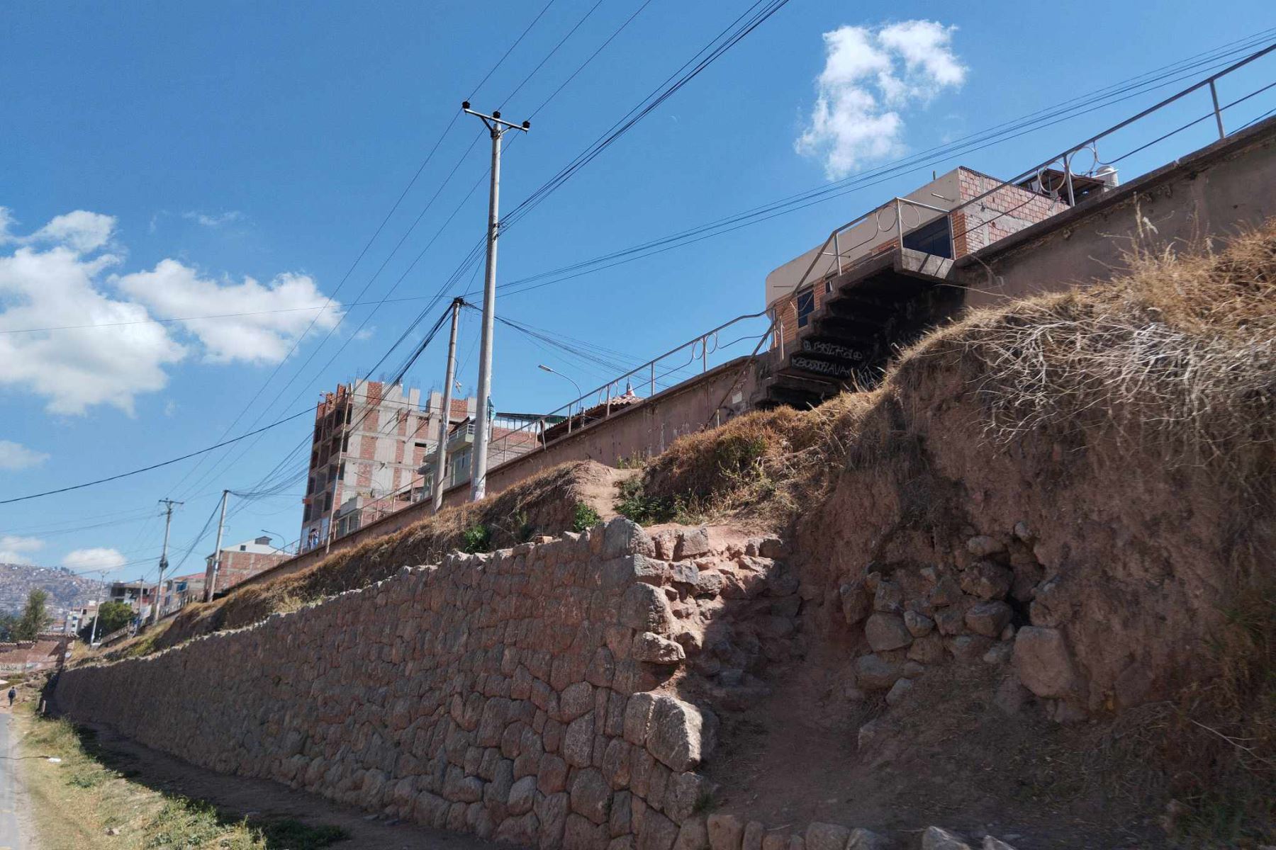 El muro inca de la Unsaac es parte de un gran andén que se extiende por la Av. Collasuyo; tiene 70 centímetros de ancho, cuatro metros de alto y seis metros de largo. Foto: ANDINA/Cortesía Percy Hurtado