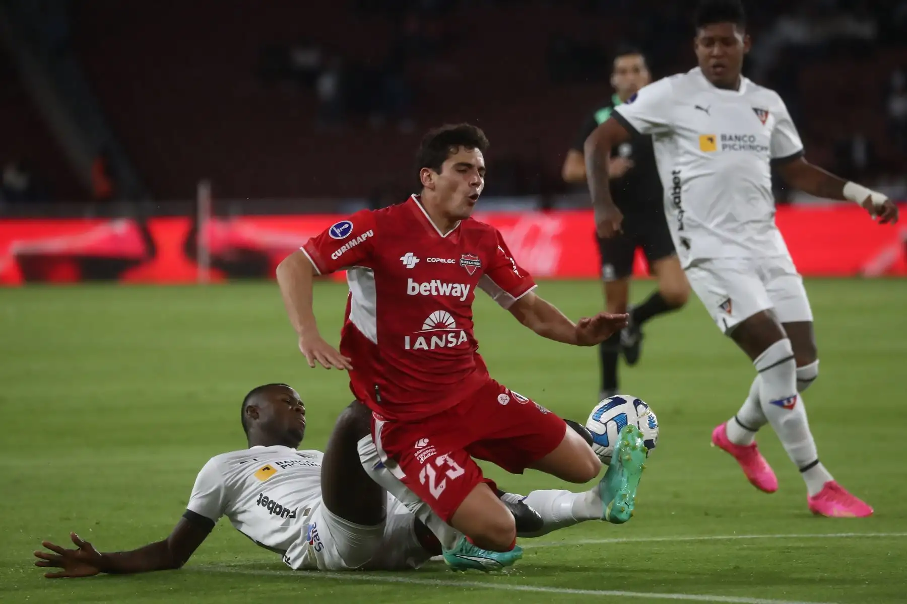 Leonel Quiñónez de Liga de Quito disputa el balón con Santiago Dittborn de Ñublense hoy, en un partido de los octavos de final de la Copa Sudamericana entre Liga de Quito y Ñublense en el estadio Rodrigo Paz Delgado en Quito (Ecuador).
Foto: EFE