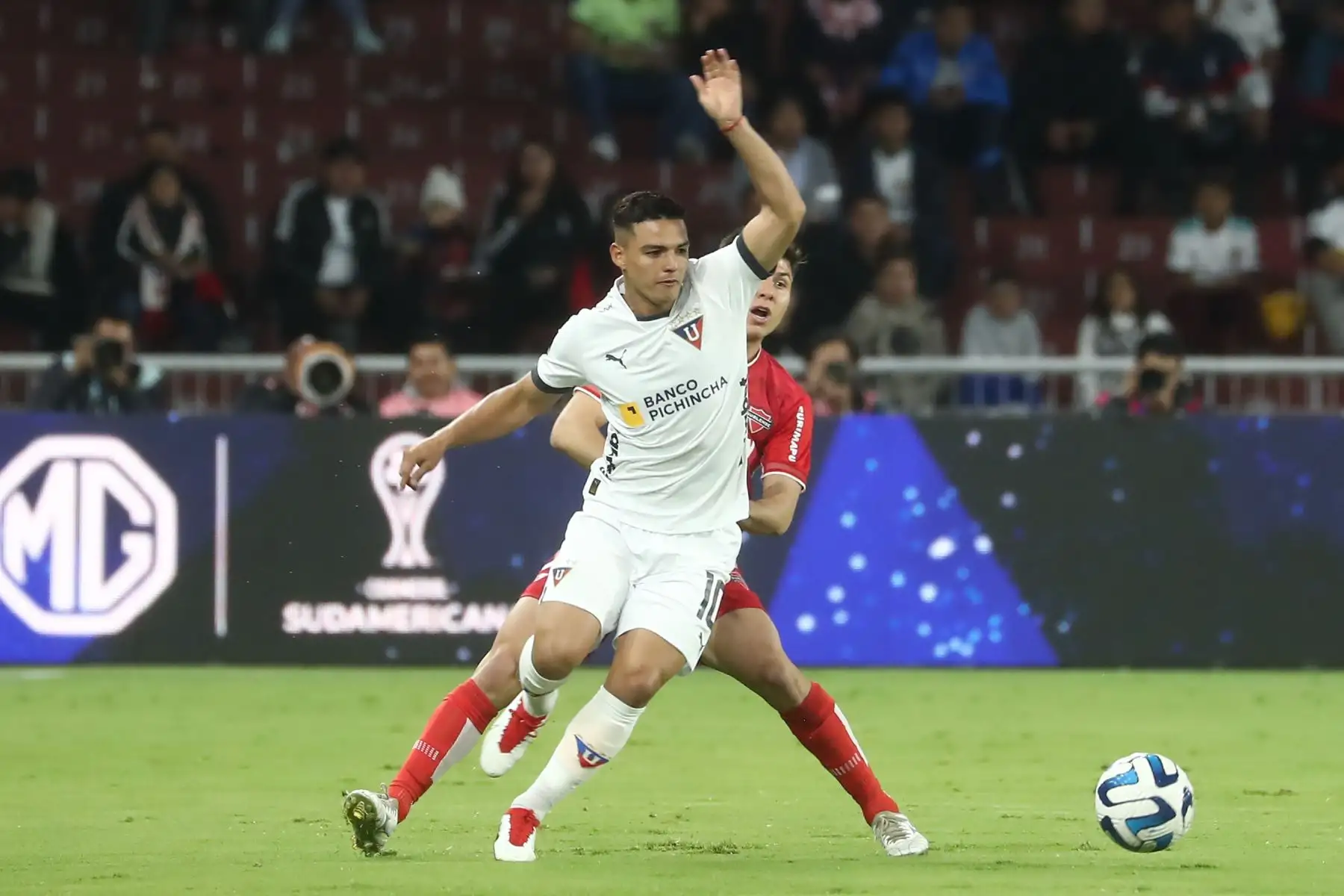 Sebastián González de Liga de Quito disputa el balón con Raimundo Rebolledo de Ñublense hoy, en un partido de los octavos de final de la Copa Sudamericana entre Liga de Quito y Ñublense en el estadio Rodrigo Paz Delgado en Quito (Ecuador). 
Foto: EFE