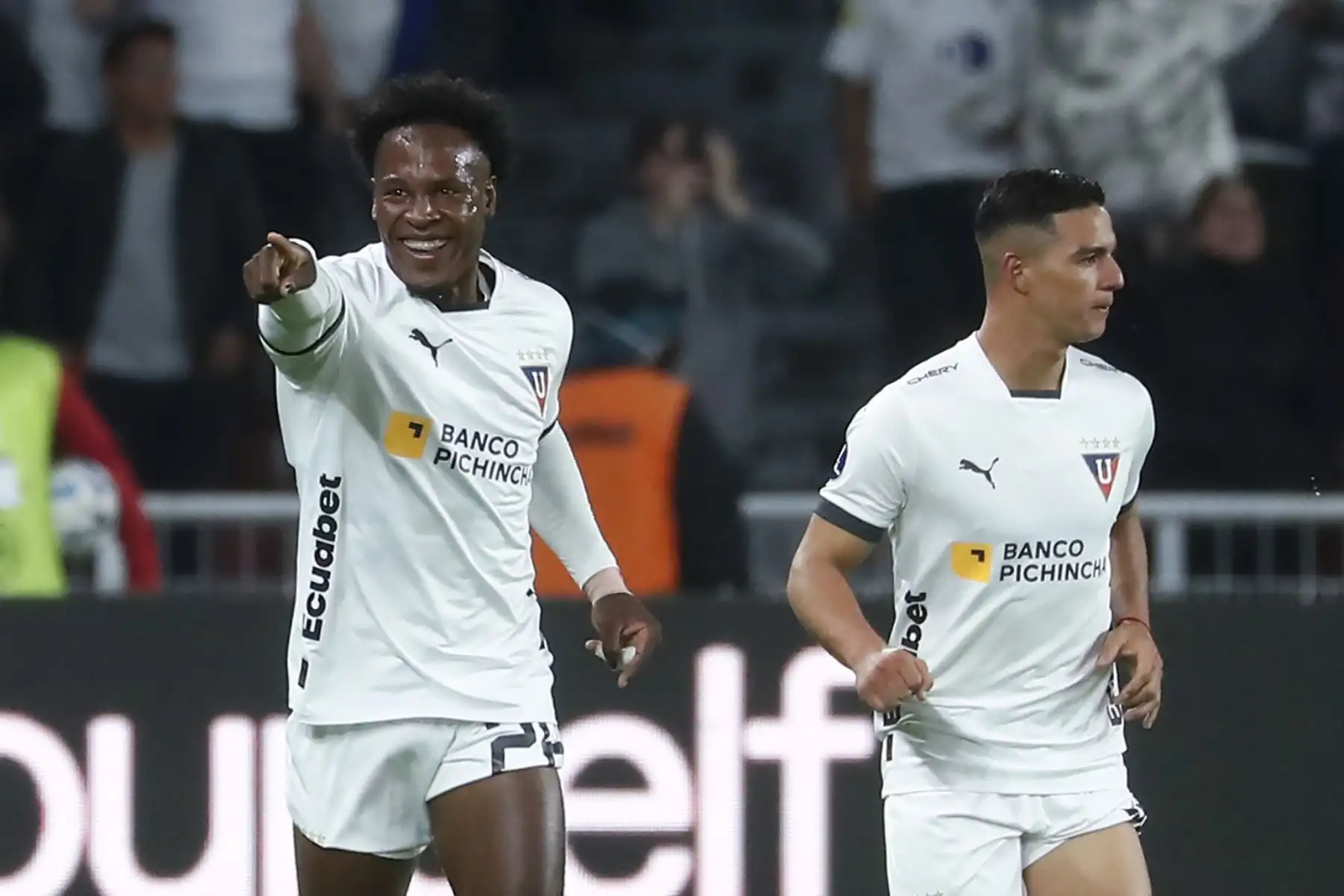 Jhojan Julio de Liga de Quito celebra su gol hoy, en un partido de los octavos de final de la Copa Sudamericana entre Liga de Quito y Ñublense en el estadio Rodrigo Paz Delgado en Quito (Ecuador).
Foto: EFE