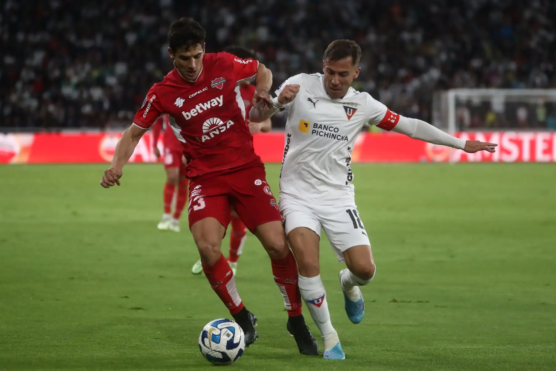 ucas Piovi de Liga de Quito disputa el balón con Santiago Dittborn de Ñublense hoy, en un partido de los octavos de final de la Copa Sudamericana entre Liga de Quito y Ñublense en el estadio Rodrigo Paz Delgado en Quito (Ecuador).
Foto: EFE