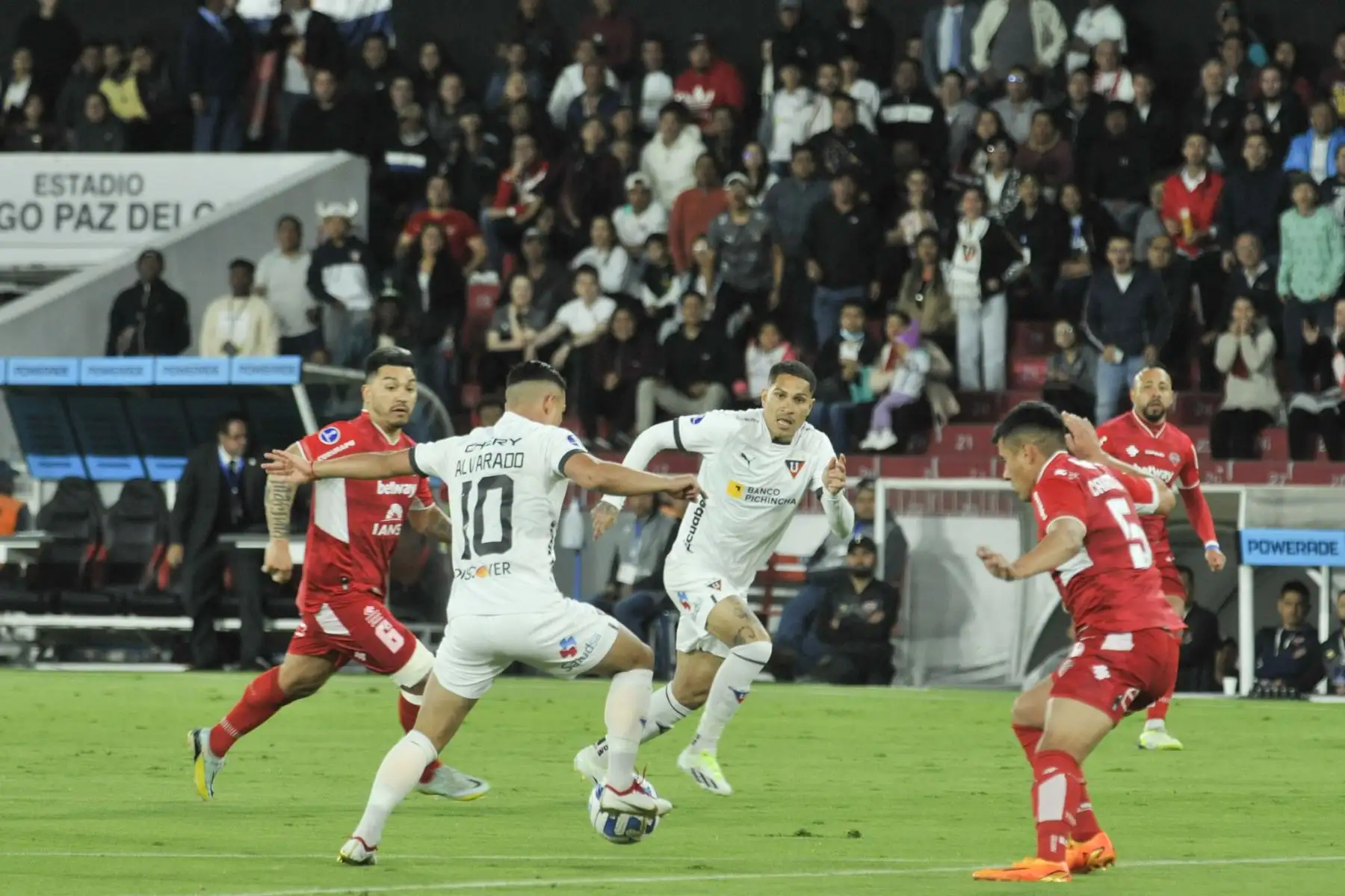 Con un gol del atacante peruano Paolo Guerrero en la tanda de los penales, Liga de Quito derrotó esta noche a Ñublense de Chile (4-3) y avanzó a los cuartos de final de la Copa Sudamericana.
Foto: Twitter LDU