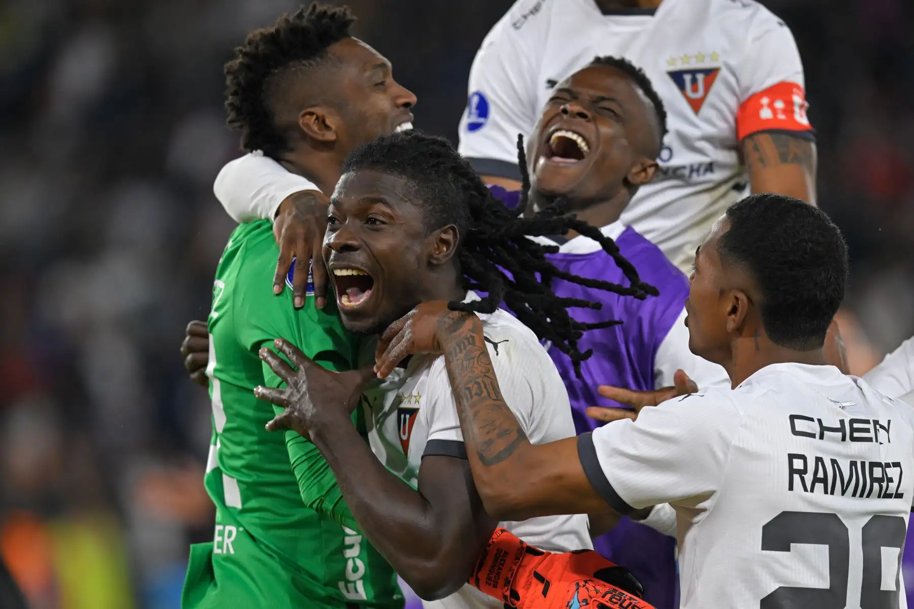 Jugadores de Liga de Quito celebran tras derrotar a Ñublense en la tanda de penaltis de los octavos de final de la Copa Sudamericana entre Liga de Quito de Ecuador y Ñublense de Chile, en el estadio Rodrigo Paz Delgado de Quito, el 10 de agosto de 2023.
Foto: EFE