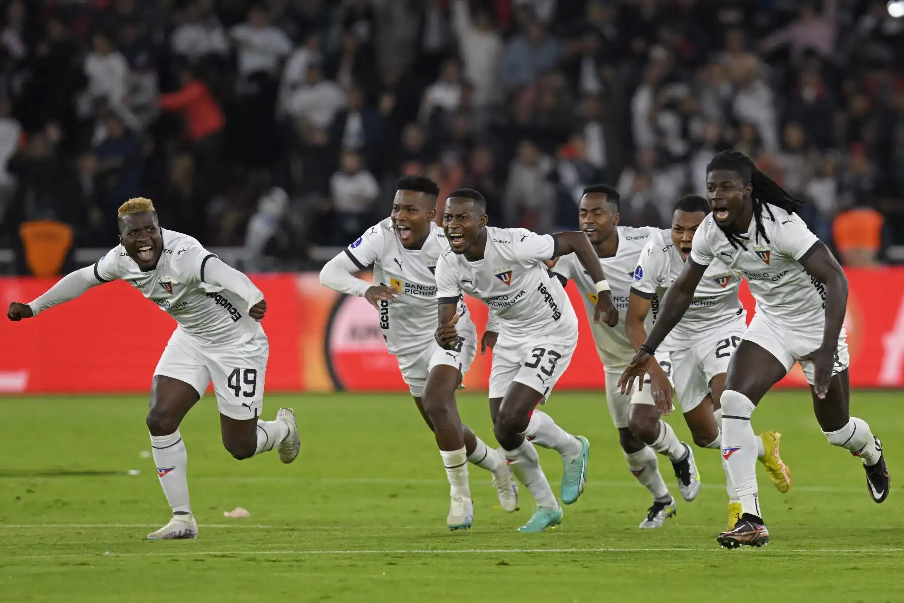Jugadores de Liga de Quito celebran tras derrotar a Ñublense en la tanda de penaltis de los octavos de final de la Copa Sudamericana entre Liga de Quito de Ecuador y Ñublense de Chile, en el estadio Rodrigo Paz Delgado de Quito, el 10 de agosto de 2023.