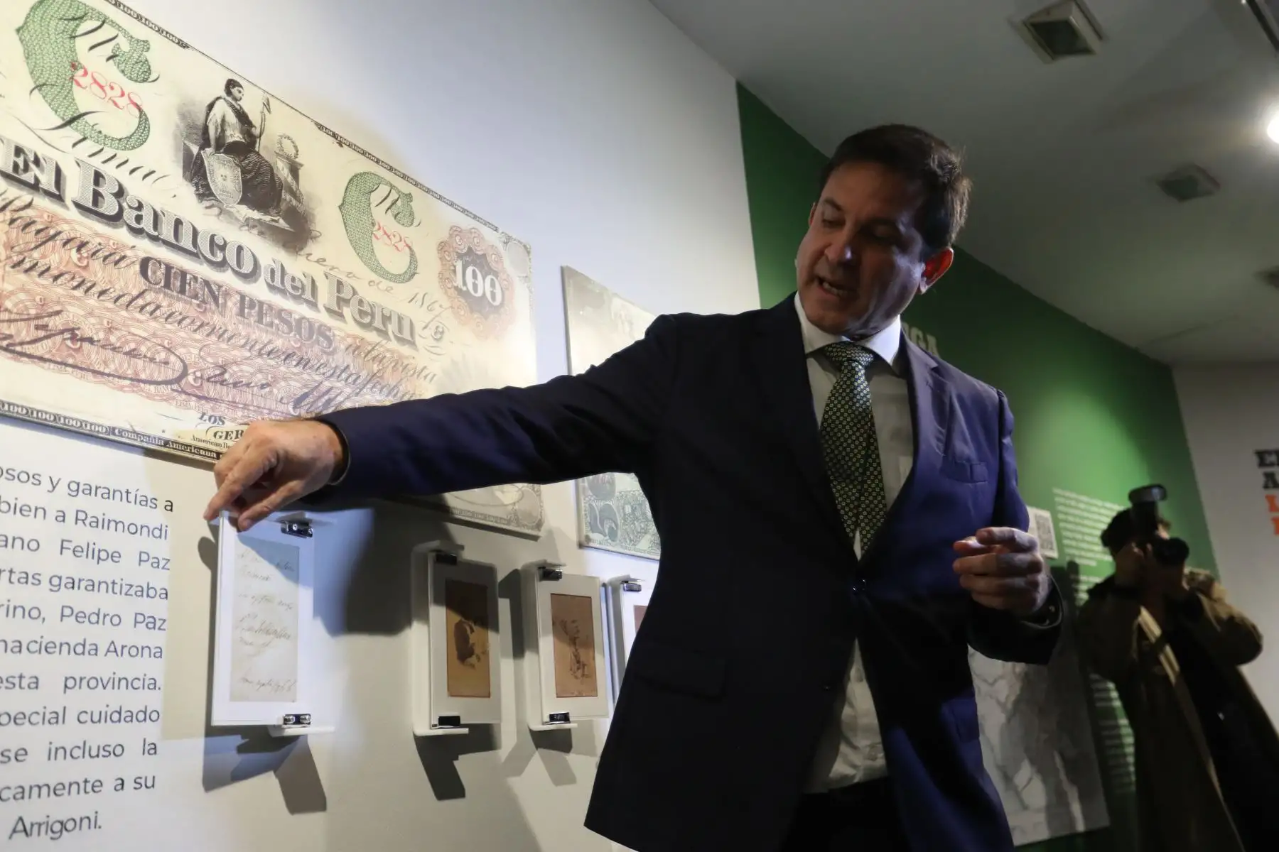 Luis Felipe Villacorta, director del Museo Raimondi, muestra al público los diversos elementos y curiosidades que conforman la exposición “Antonio Raimondi: itinerarios, epistolario e imagen del Perú”, inaugurado en la Biblioteca Nacional del Perú en San Borja. Foto: ANDINA/Daniel Bracamonte