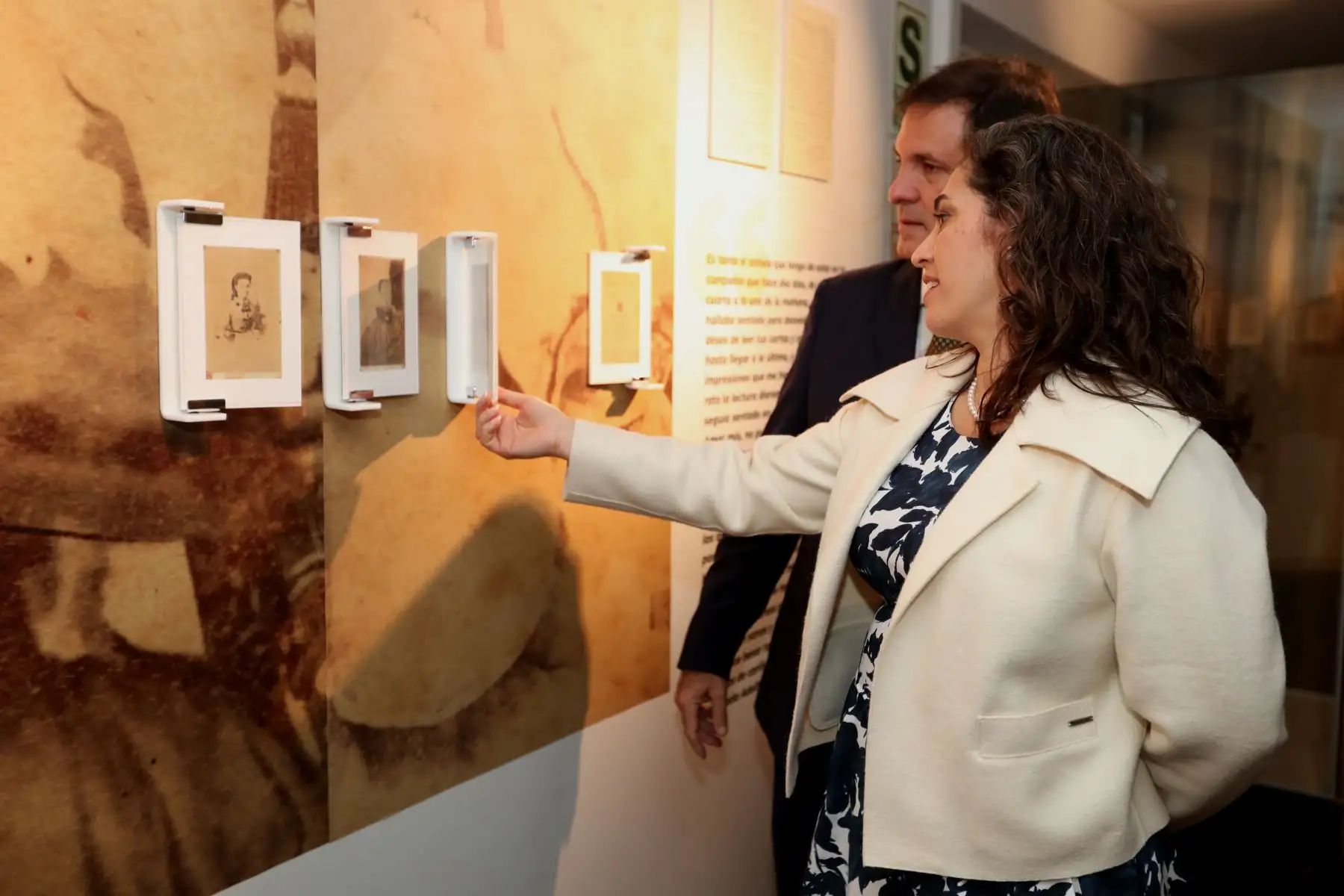 La jefa institucional de la Biblioteca Nacional del Perú, Fabiola Vergara, participó en el recorrido de la exposición “Antonio Raimondi: itinerarios, epistolario e imagen del Perú” tras su inauguración. Foto: ANDINA/Daniel Bracamonte