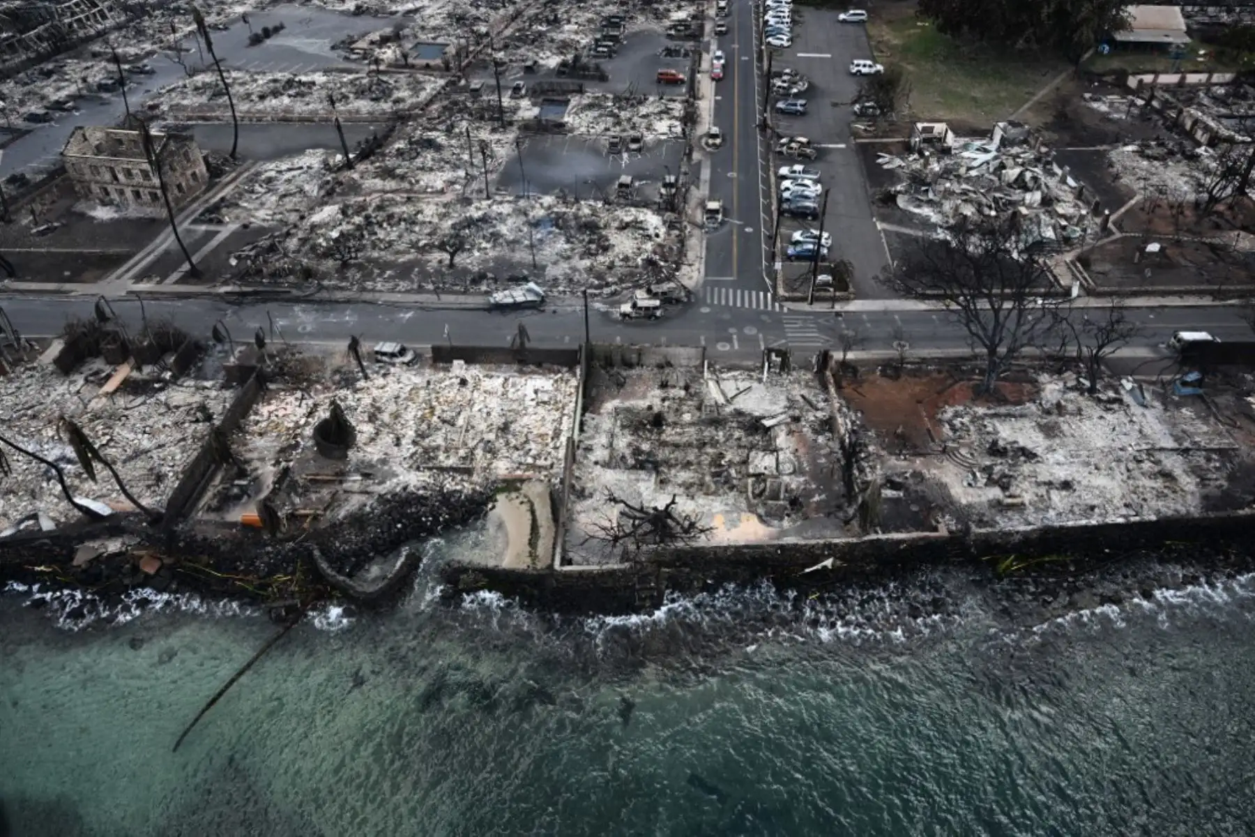 Incendios forestales avivados por vientos huracanados arrasan varias localidades en Hawái, dejando a miles de personas evacuadas, mientras continúan las operaciones de rescate. Foto: AFP