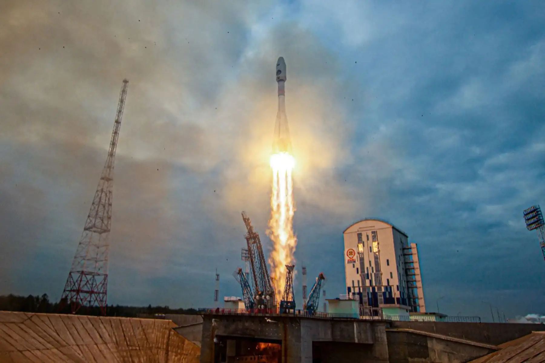 Un cohete Soyuz 2.1b con el módulo de aterrizaje Luna-25 despega de la plataforma de lanzamiento en el cosmódromo de Vostochny, a unos 180 km al norte de Blagoveschensk. , en la región de Amur. Foto: AFP