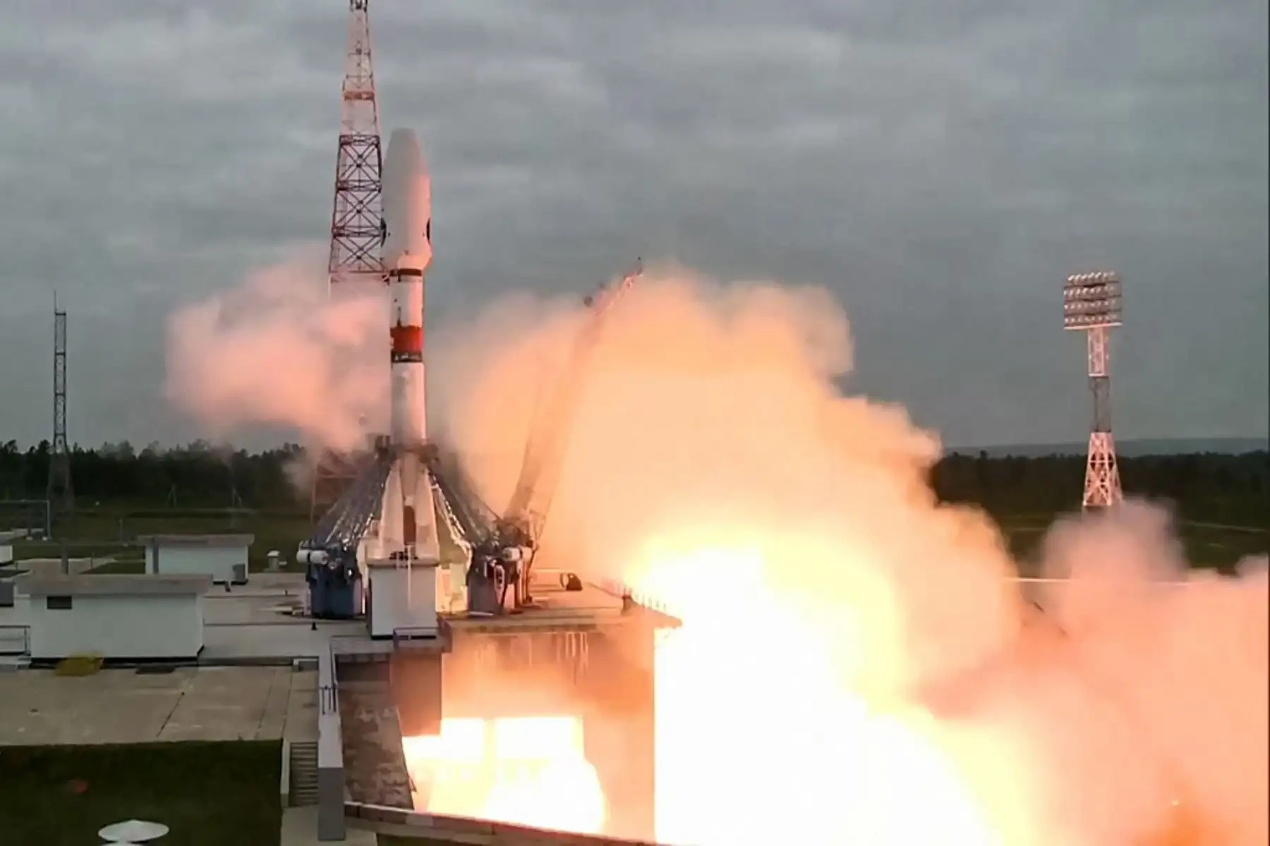 Un cohete Soyuz 2.1b con el módulo de aterrizaje Luna-25 despega de la plataforma de lanzamiento en el cosmódromo de Vostochny, a unos 180 km al norte de Blagoveschensk. , en la región de Amur. Foto: AFP